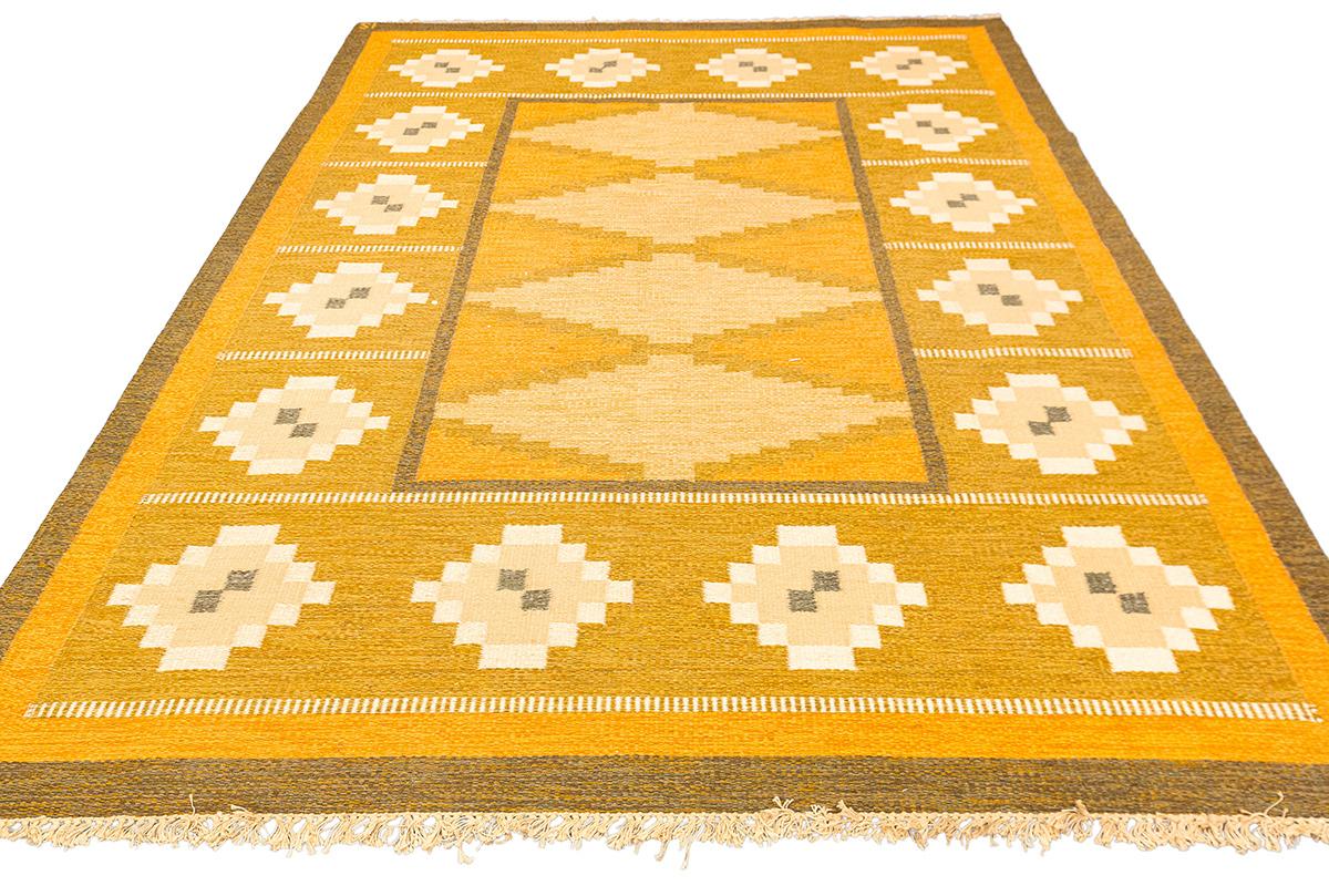 Swedish Rug Flatweave by Ingegerd Silow –  197 × 282 cm

This exquisite Swedish Rug flatweave rug is the work of the renowned Swedish artist Ingegerd Silow, celebrated for her mastery in mid-century modern design. Measuring 197 x 282 cm, the piece