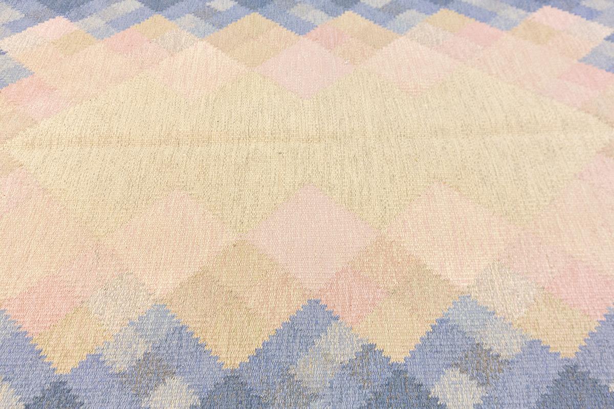 Questo bellissimo tappeto scandinavo di 168 x 232 cm è un perfetto esempio della sobria eleganza del design nordico. Con la sua palette di colori tenui e sfumati, dona un senso di serenità e raffinatezza a qualsiasi spazio. La miscela di tonalità