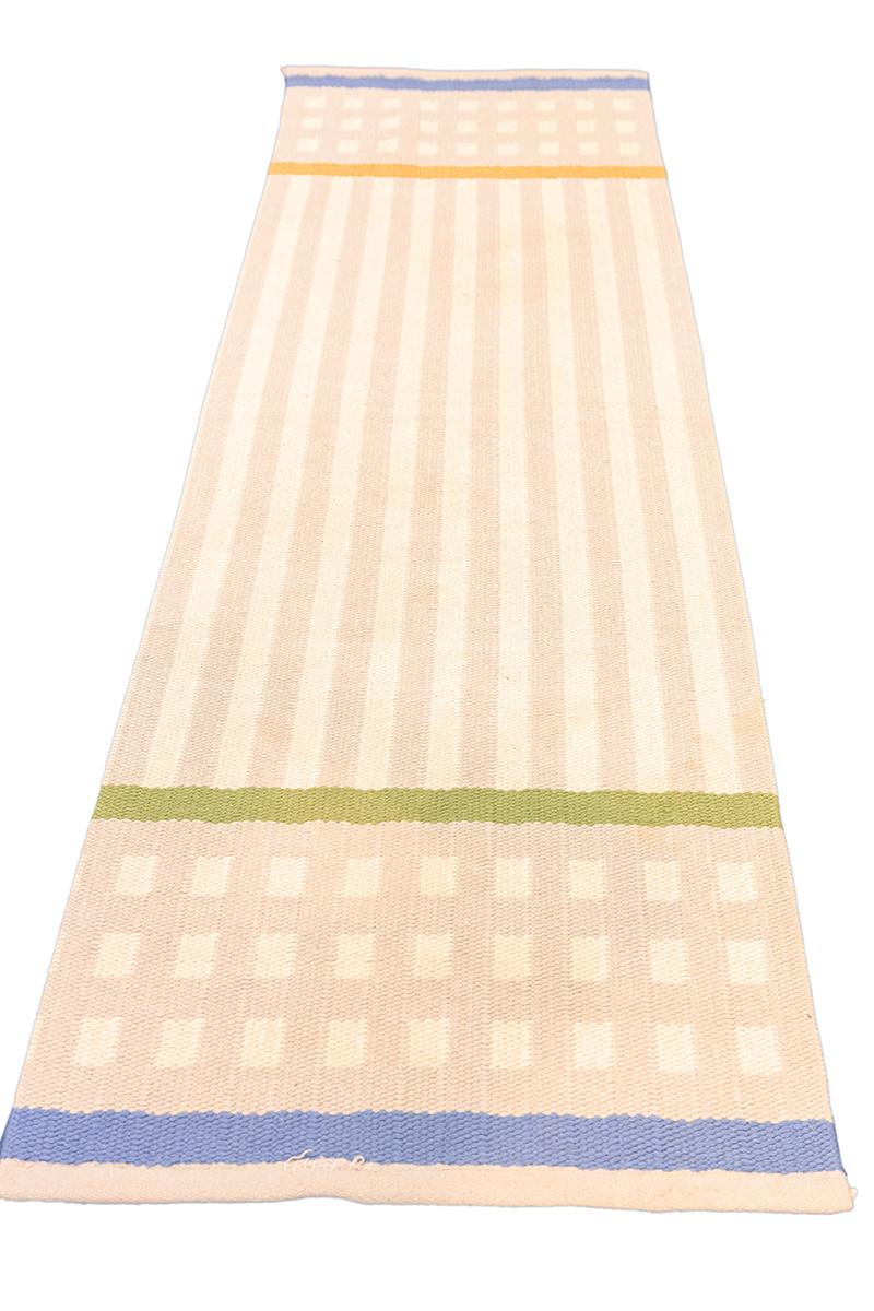 Esta elegante alfombra sueca Rollakan, de 232 × 75 cm, es un refinado ejemplo del minimalismo escandinavo en su máxima expresión. Su estética limpia y serena refleja los valores fundamentales del diseño sueco -simplicidad, equilibrio y