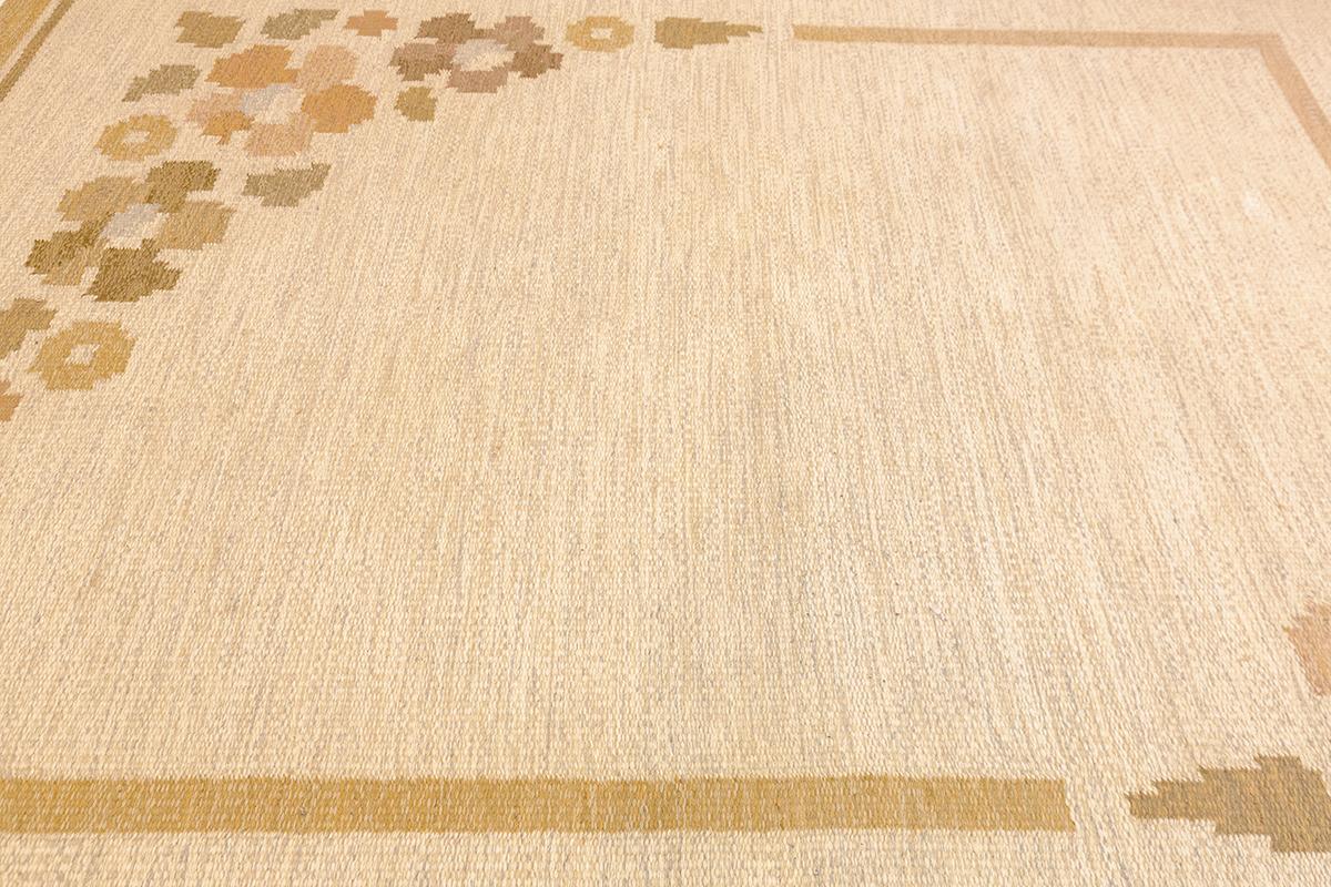 Swedish Rug Signed OA  Floral Elegance in Neutral Tones
This beautiful Swedish flat-weave rug, signed 