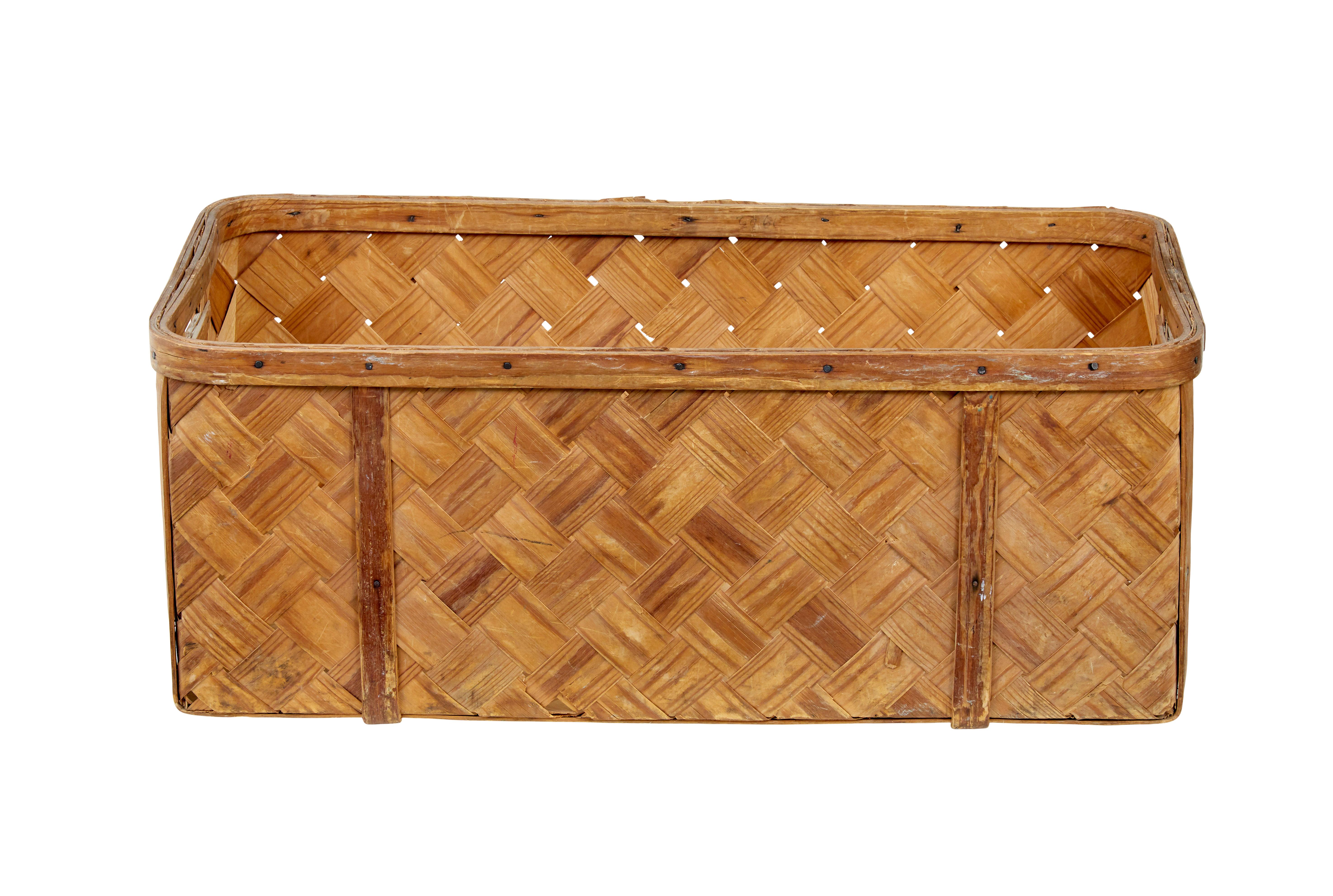 Cesta rústica sueca de pino del siglo XIX, circa 1890.

Aquí tenemos un cesto tradicional que utiliza tiras de pino tejidas en cruz, con tiras exteriores y borde de pino macizo.  Ideal como contenedor de leña o cesta decorativa.

Ideal en el pasillo
