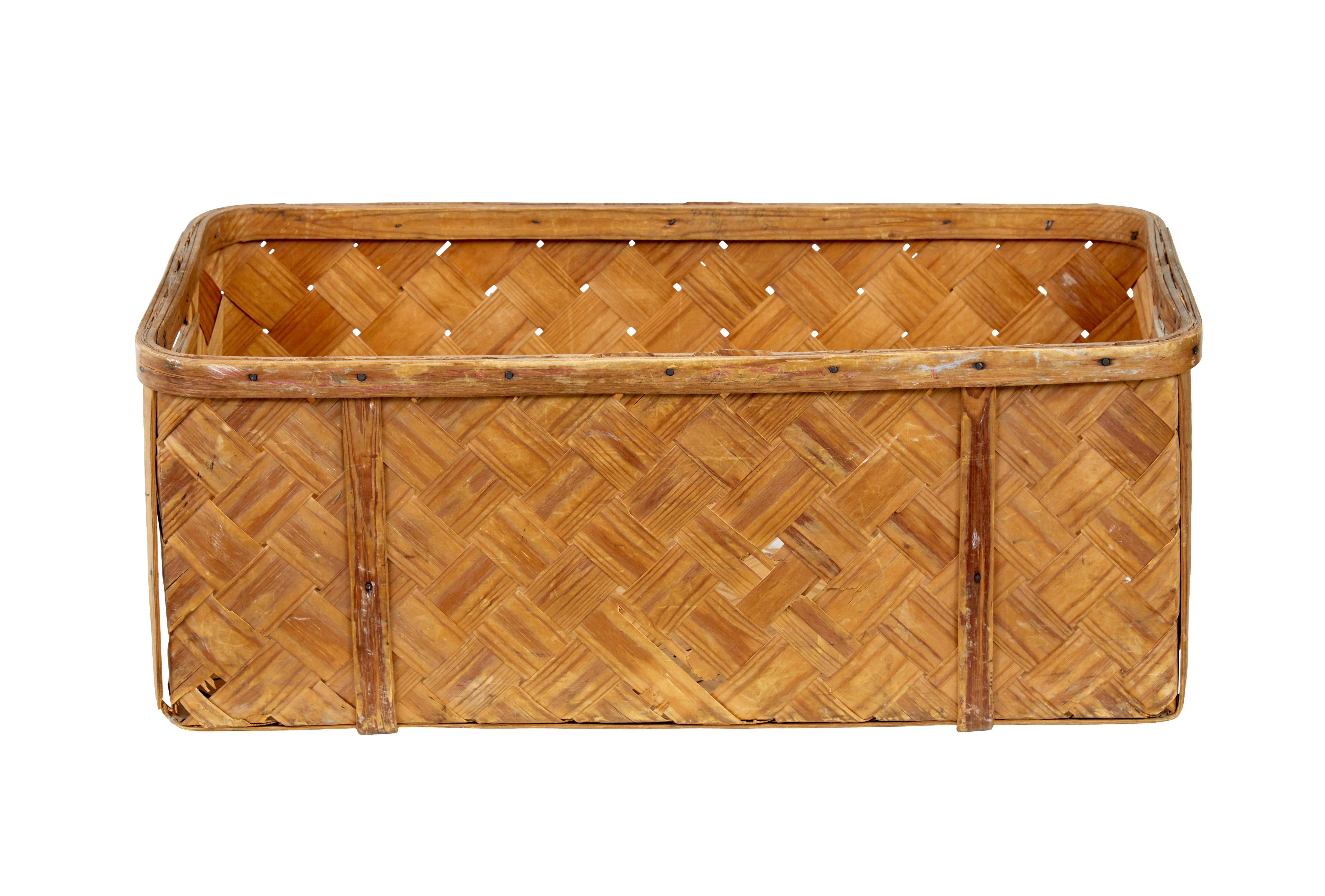 Rustico Cesto rustico svedese in pino del XIX secolo in vendita