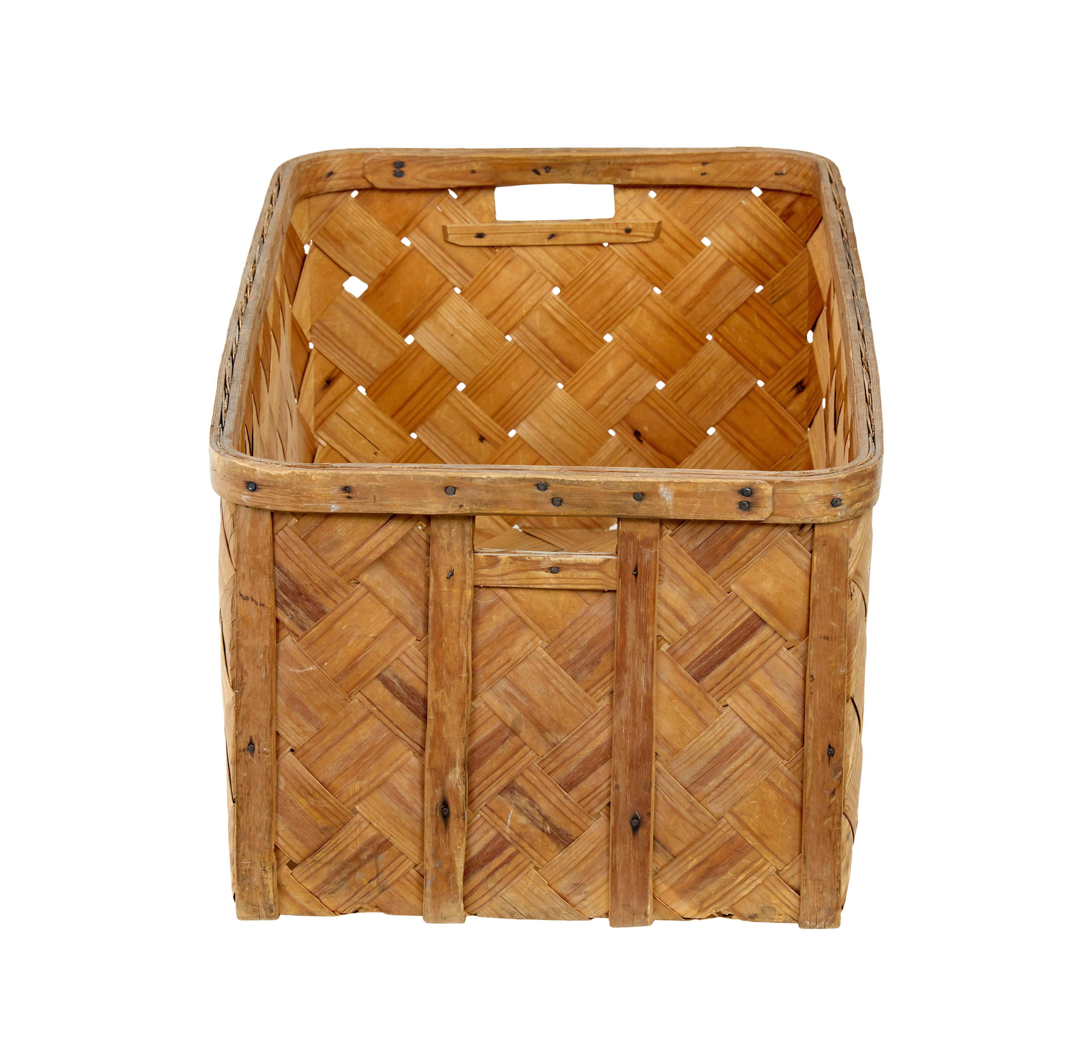 Svedese Cesto rustico svedese in pino del XIX secolo in vendita