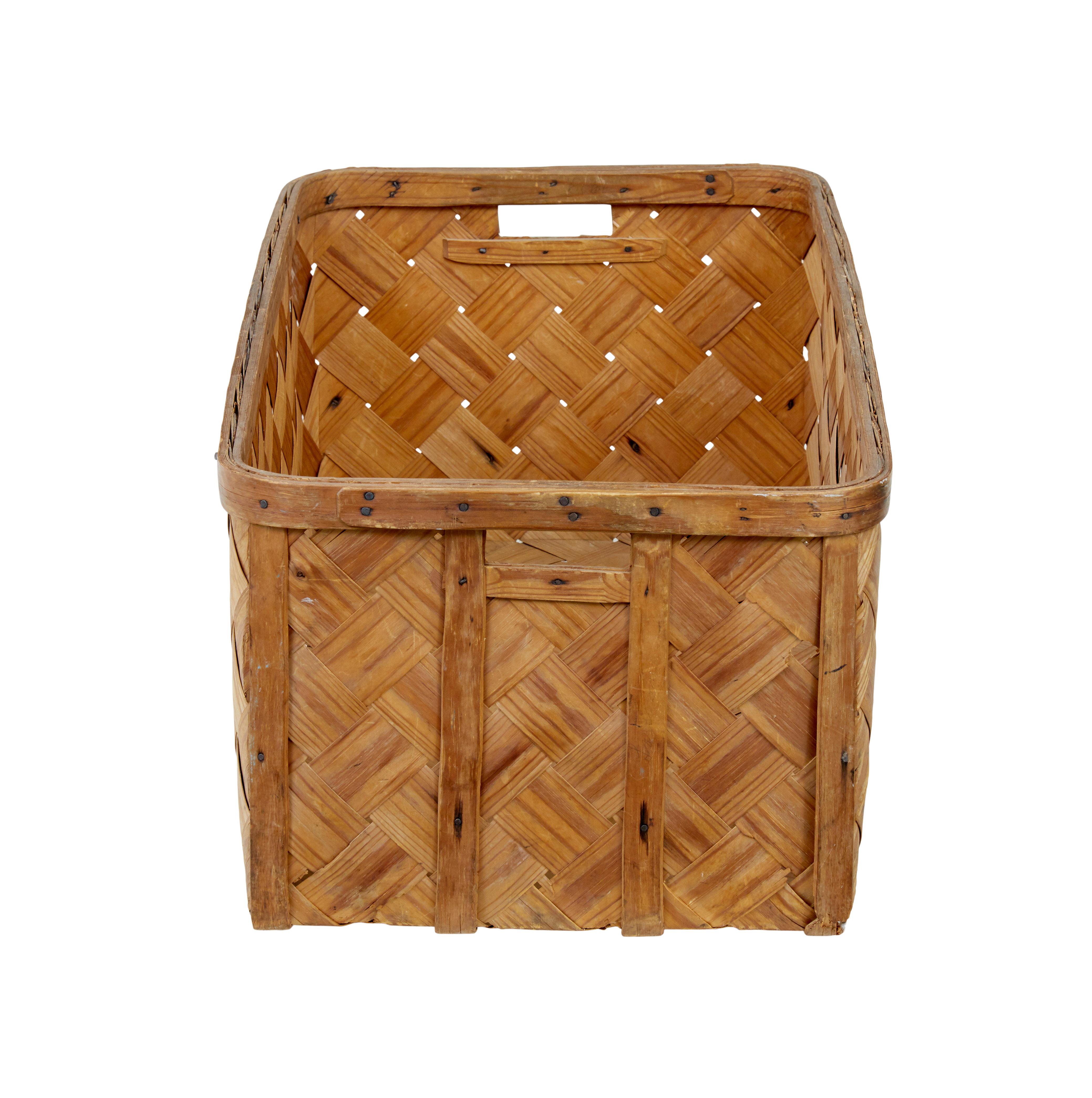 Swedish rustic 19th century pine woven basket In Good Condition For Sale In Debenham, Suffolk
