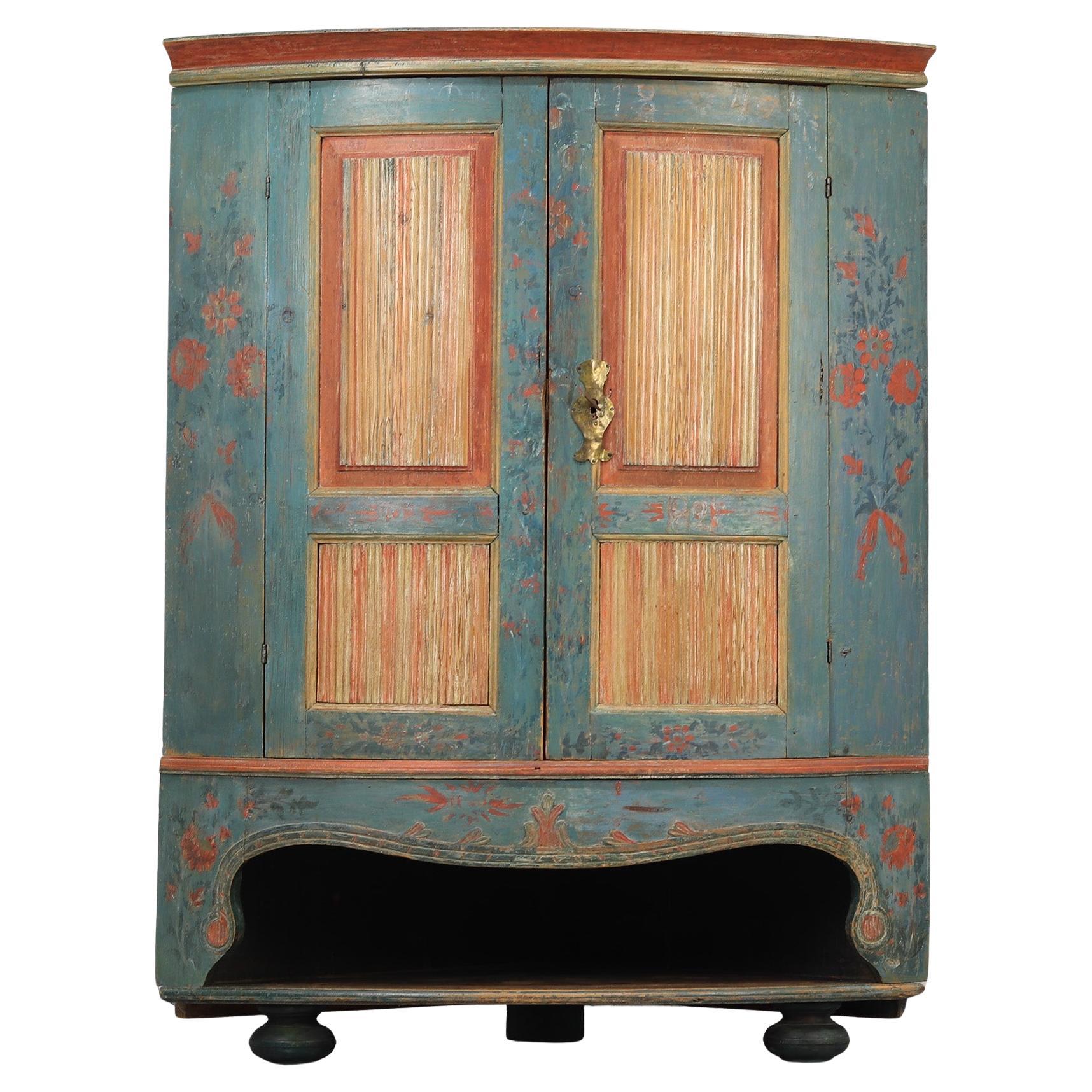 Schwedische rustikale Bauernhaus gemalt Folk Art Eckschrank / Schrank aus 1840 im Angebot