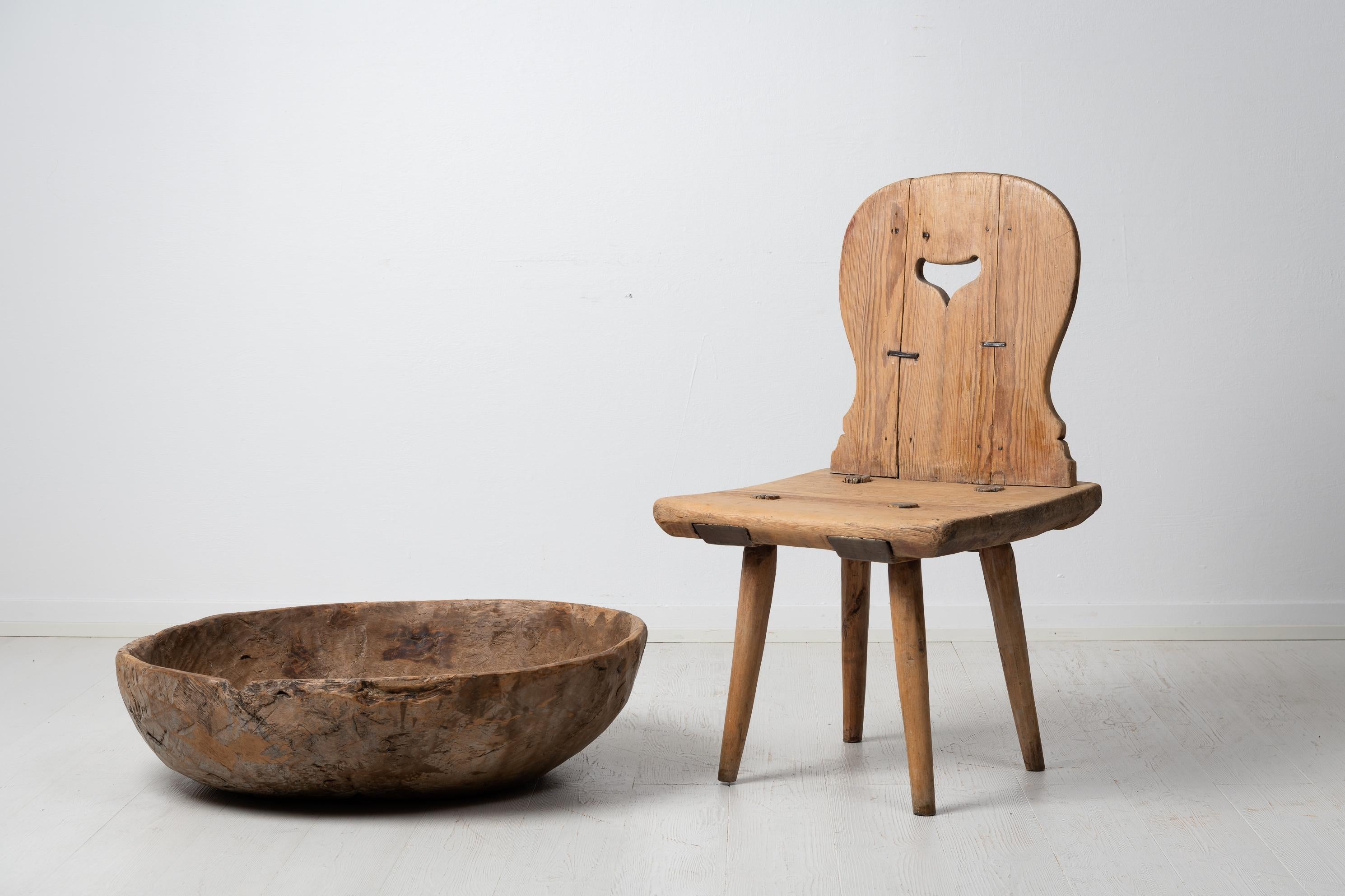 Chaise d'art populaire rustique du nord de la Suède. La chaise est unique et fabriquée à la main pour devenir un exemple primitif de chaise ancienne. Le pin n'a jamais été peint et il y a quelques traces d'utilisation ainsi que la patine unique du
