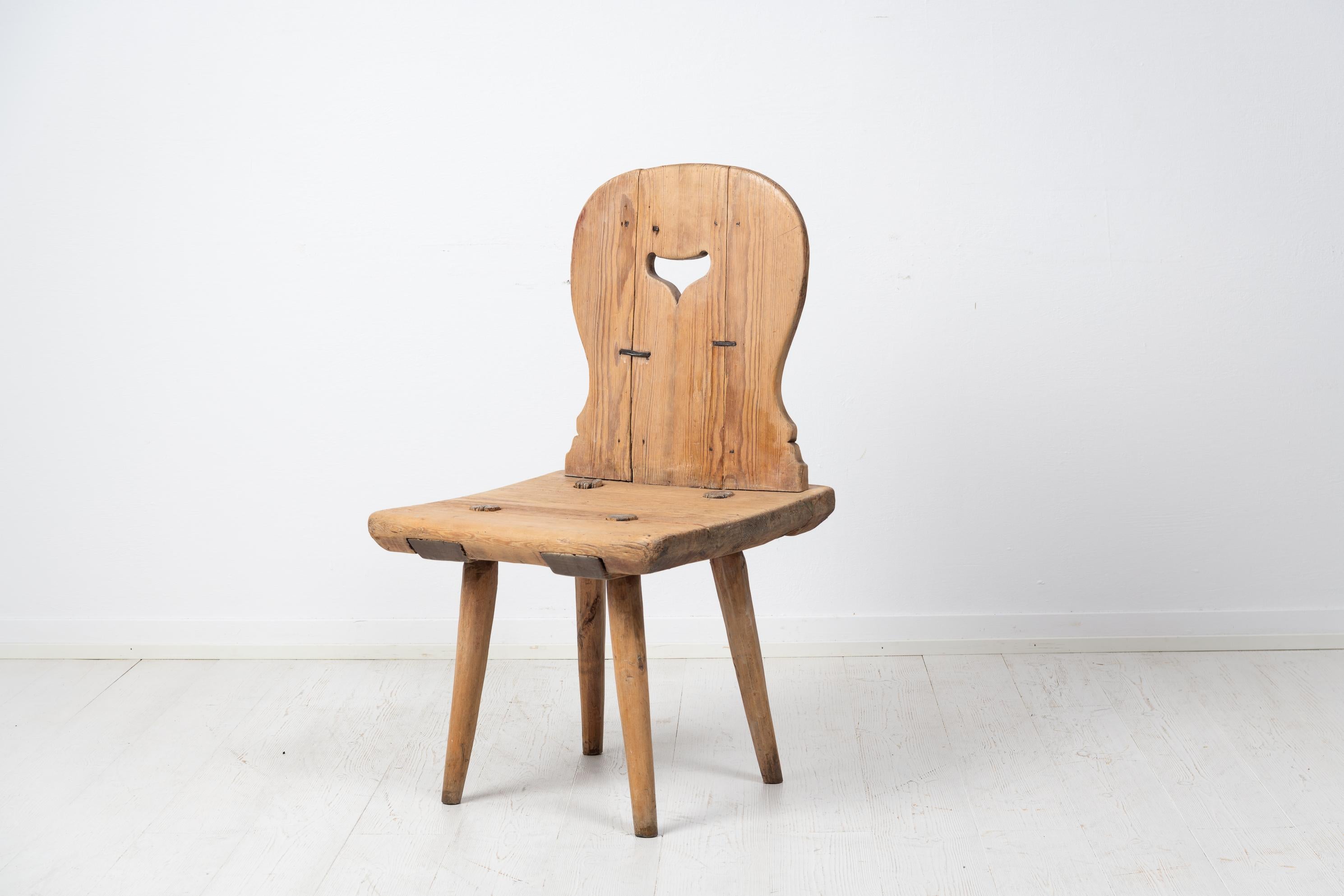 Schwedischer rustikaler primitiver Volkskunst-Stuhl (Handgefertigt) im Angebot
