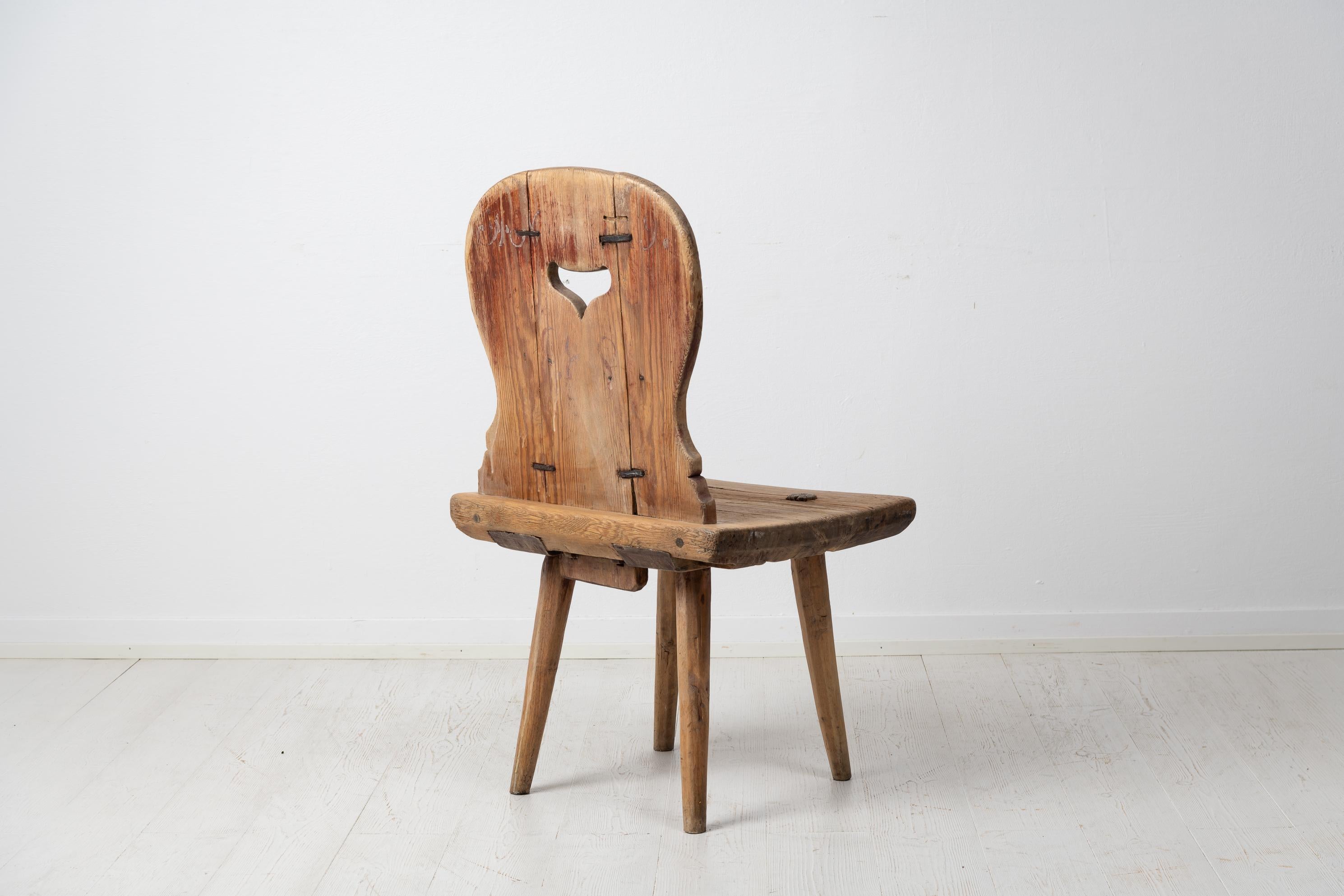 Schwedischer rustikaler primitiver Volkskunst-Stuhl (19. Jahrhundert) im Angebot