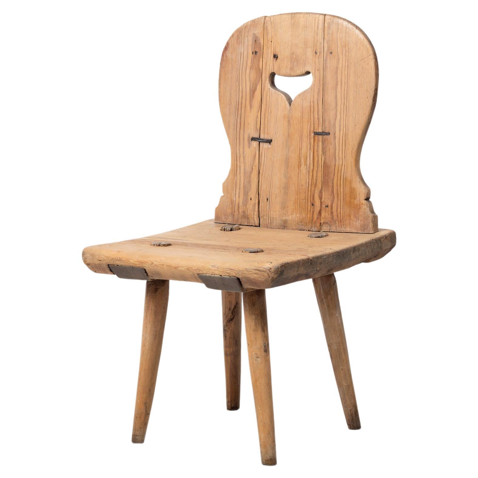 Schwedischer rustikaler primitiver Volkskunst-Stuhl im Angebot