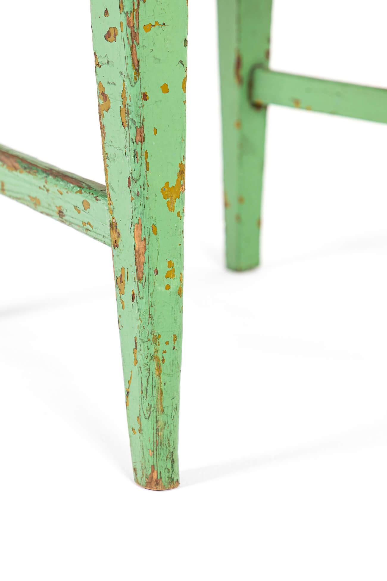 Chaise d'appoint suédoise rustique vert olive en vente 2