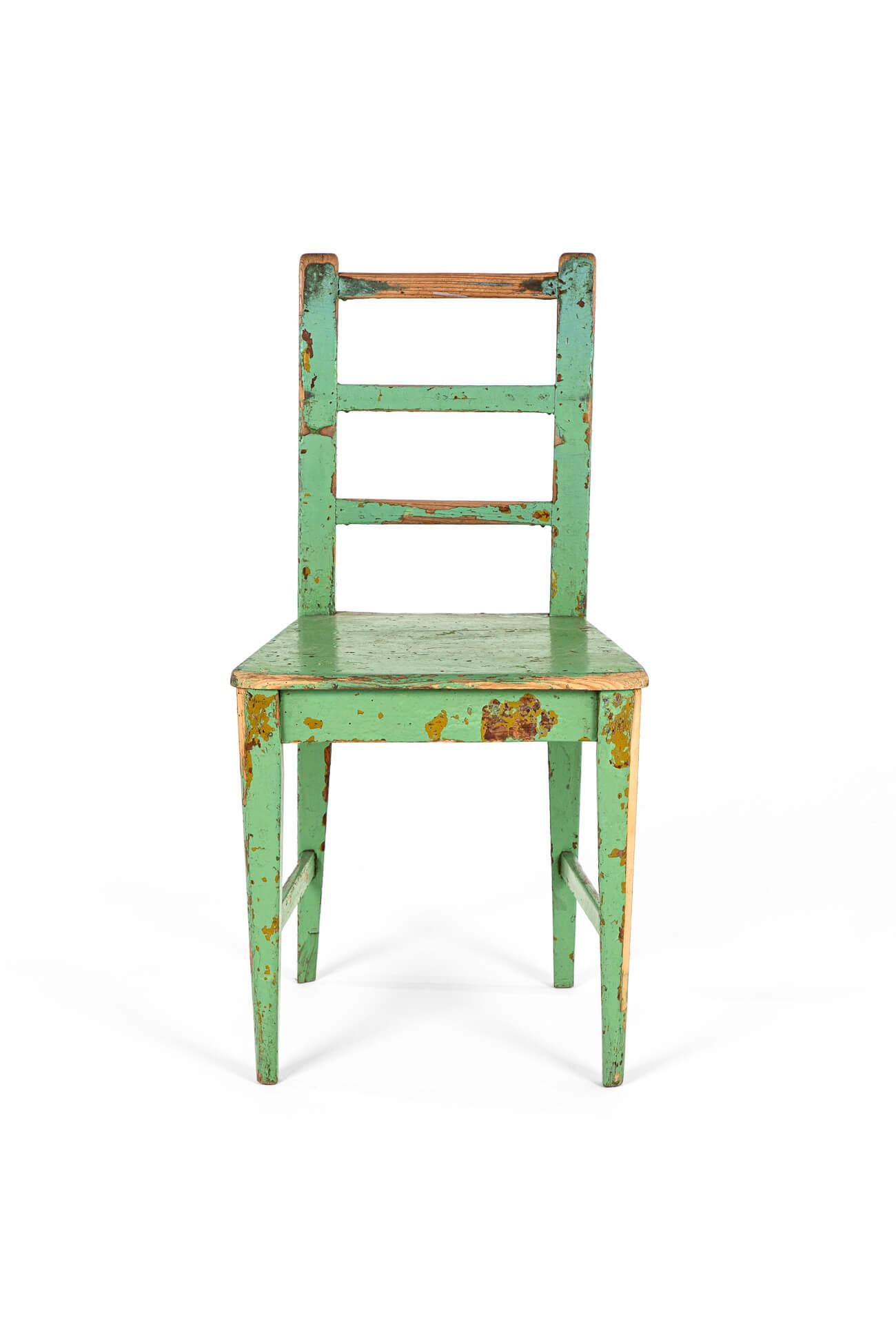 Chaise d'appoint scandinave simple en pin, peinte en vert pomme.

Cette charmante chaise a un dossier droit en forme d'échelle et une assise en planches aux côtés légèrement arrondis.

Une paire de  Les brancards parallèles entre quatre pieds