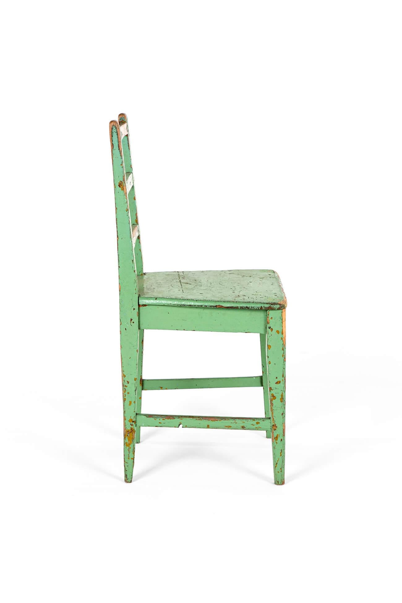 Sculpté à la main Chaise d'appoint suédoise rustique vert olive en vente