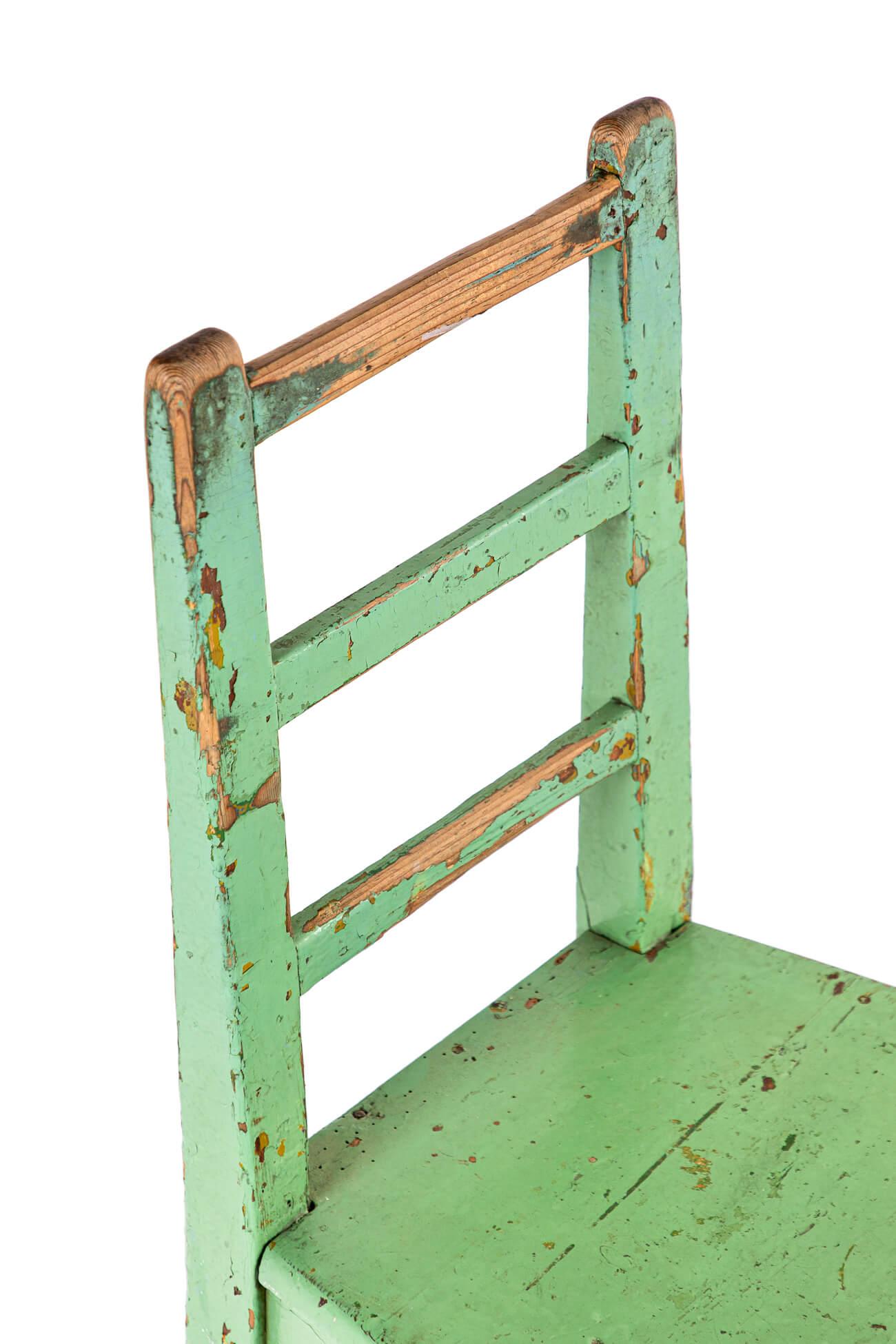 Chaise d'appoint suédoise rustique vert olive Bon état - En vente à Faversham, GB