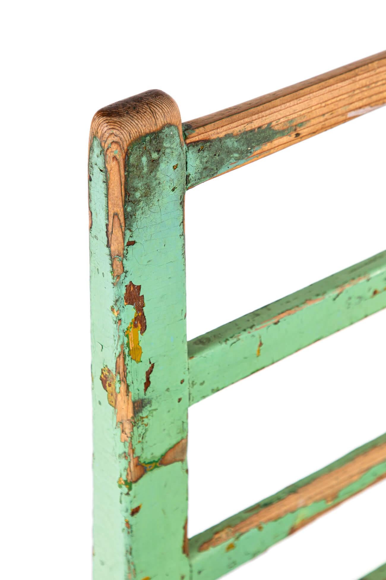 Pin Chaise d'appoint suédoise rustique vert olive en vente