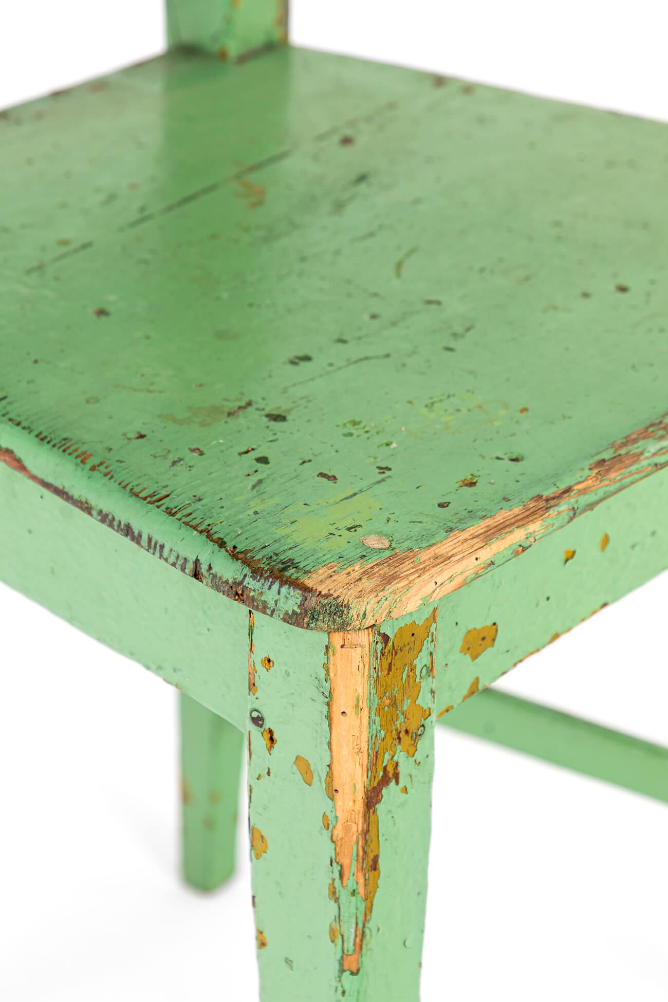 Chaise d'appoint suédoise rustique vert olive en vente 1