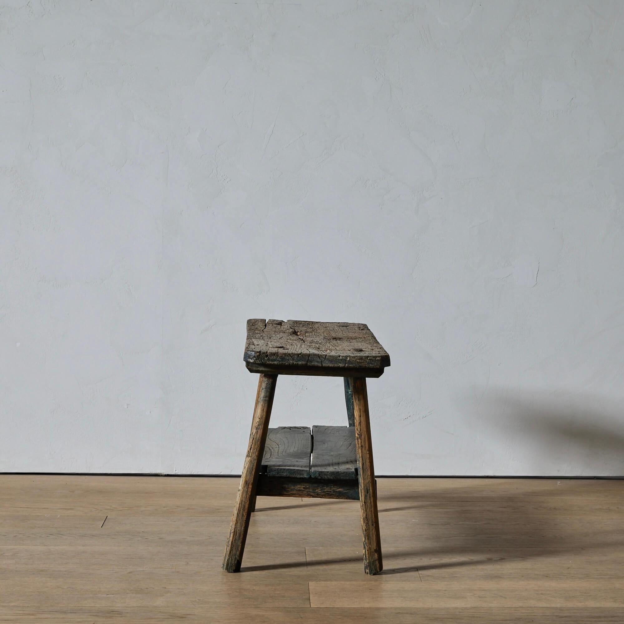 Suédois Etagère suédoise rustique à deux niveaux en vente