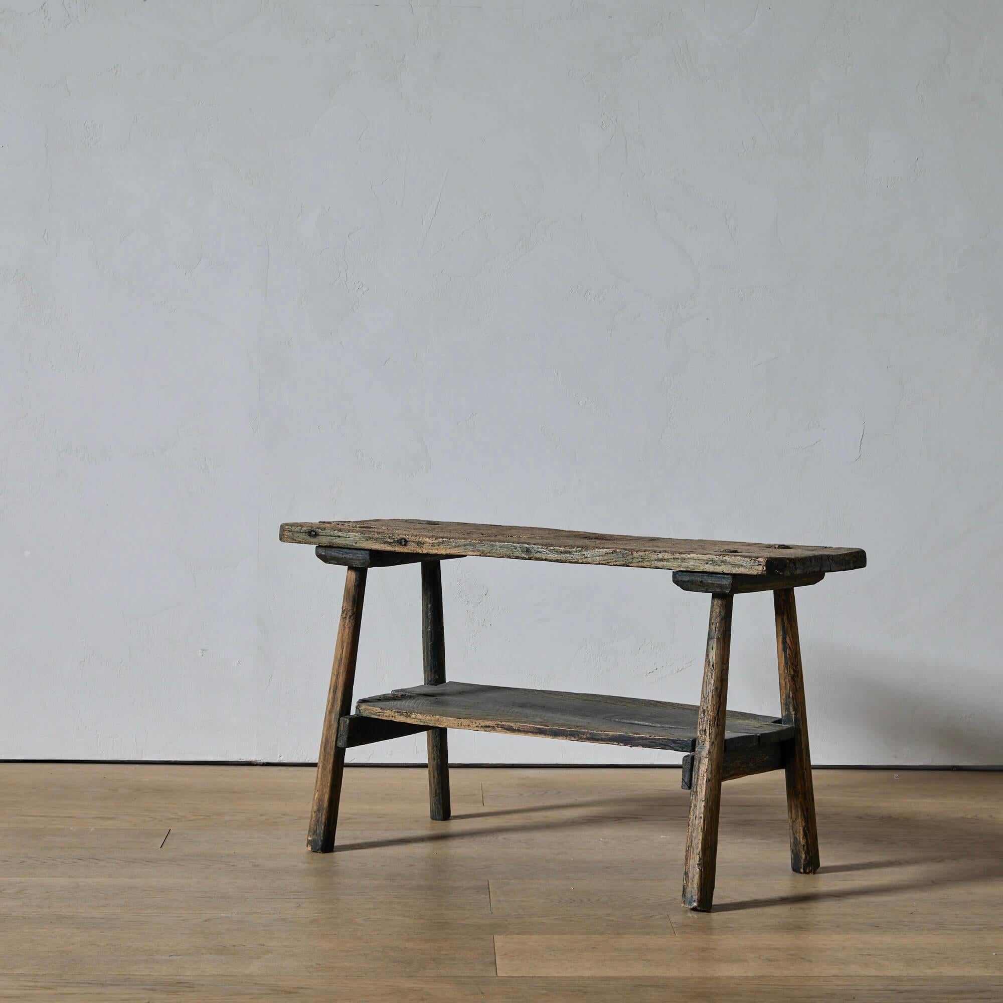 Etagère suédoise rustique à deux niveaux Bon état - En vente à Long Island City, NY