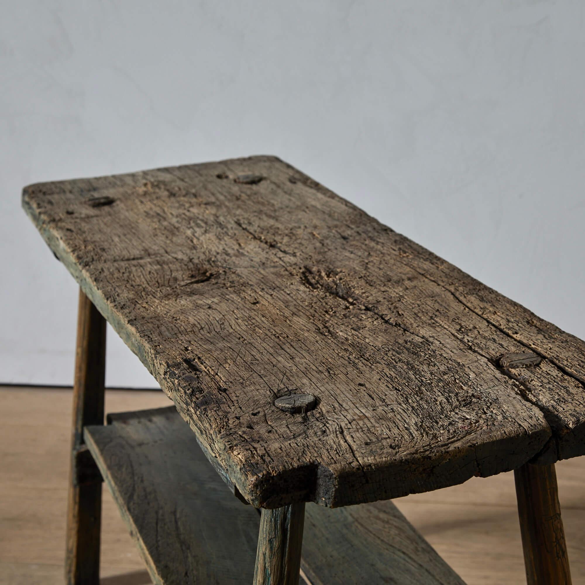 Pin Etagère suédoise rustique à deux niveaux en vente