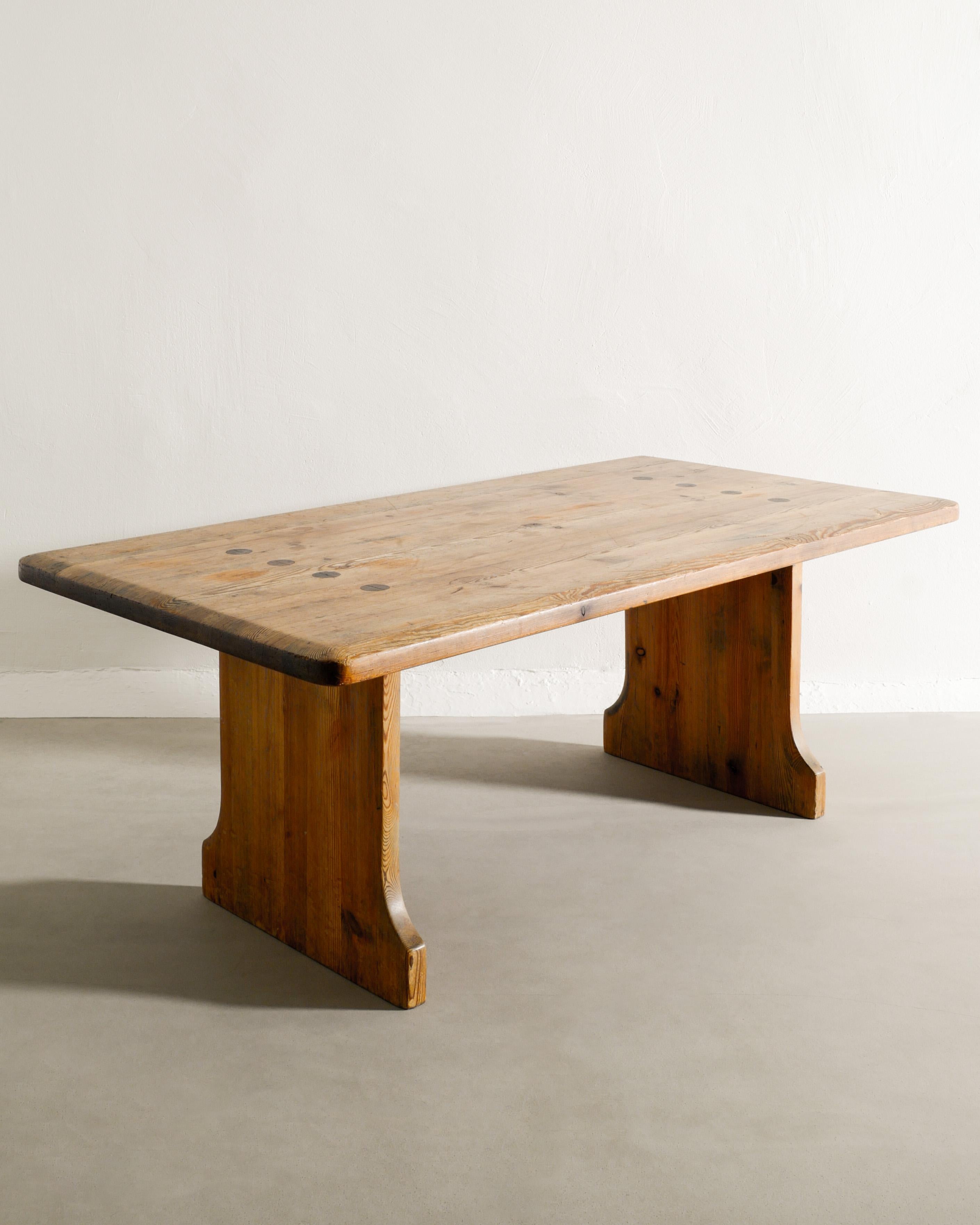 Rare table basse rustique suédoise en pin massif teinté produite par un designer anonyme vers les années 1930. En bon état d'origine avec une belle patine. 

Dimensions : H : 50 cm / 19.65