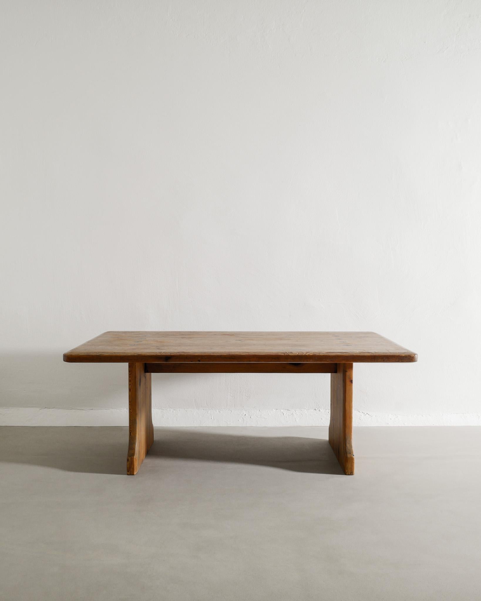Swedish Rustic Wooden Cabin Coffee Sofa Table in Solid Pine Produced, 1930s In Good Condition For Sale In Stockholm, SE