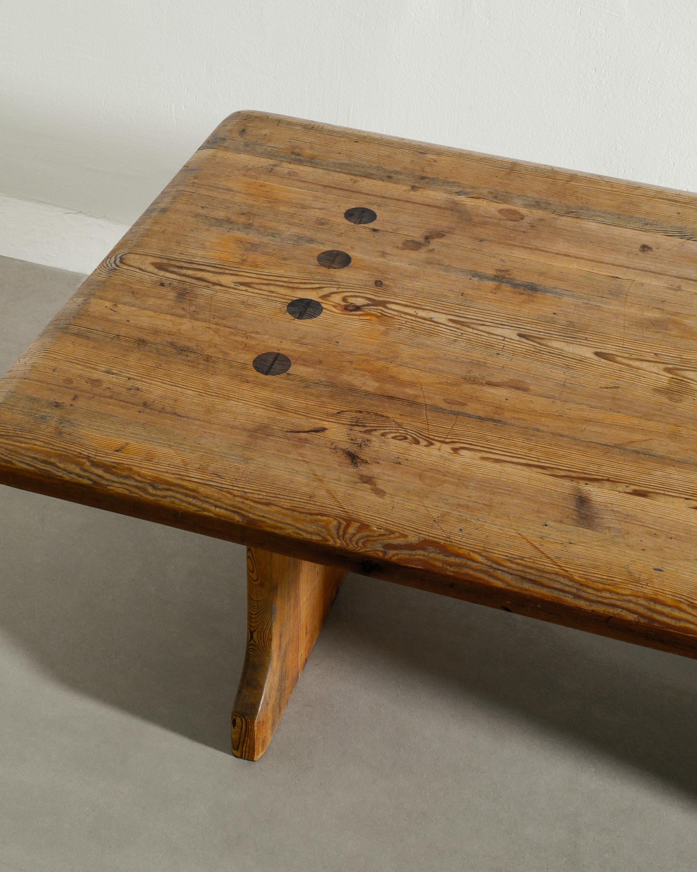 Table de salon rustique suédoise en bois de Cabine en pin massif produit, années 1930  en vente 1
