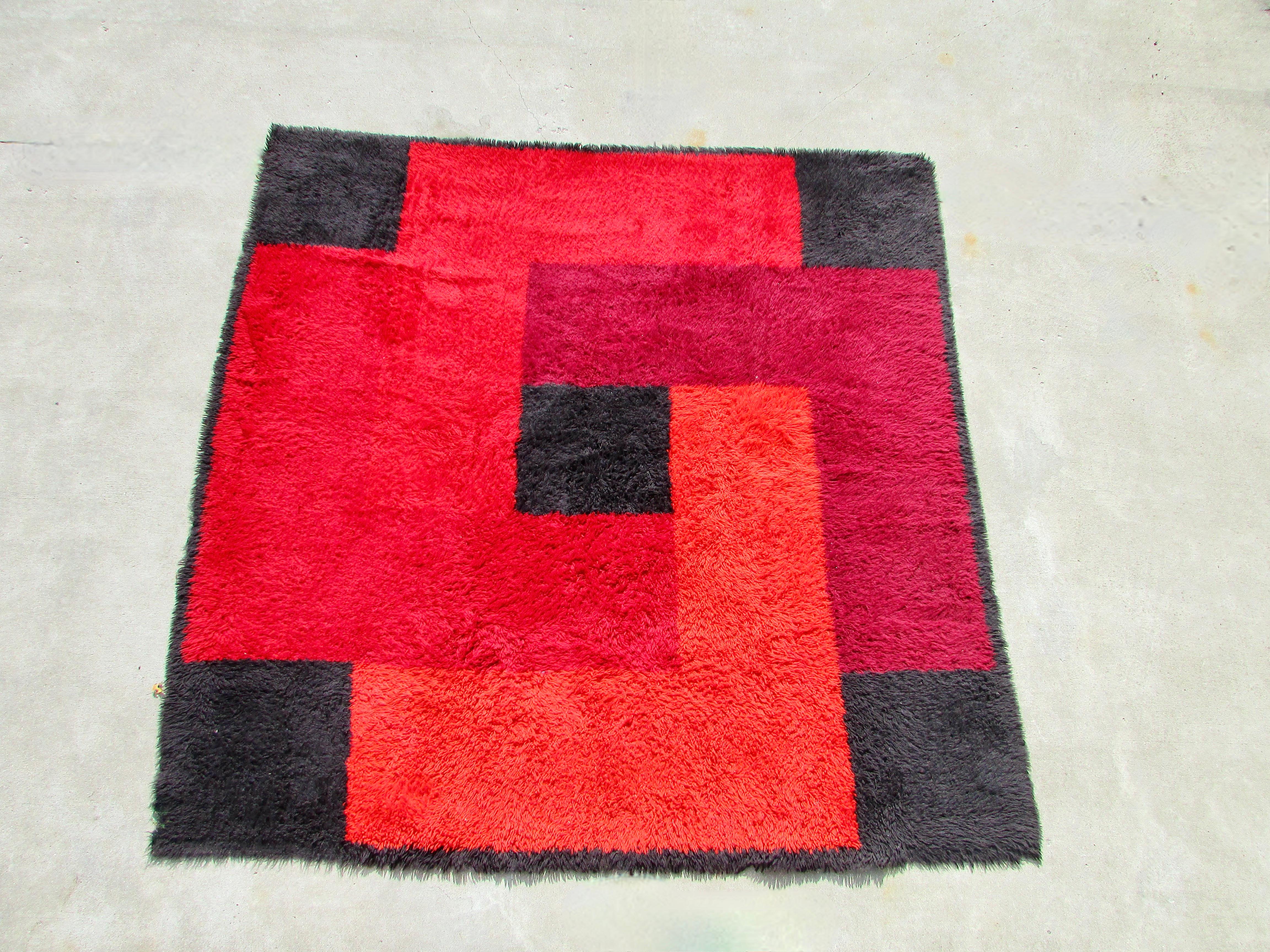 Schwedischer Rya-Teppich mit geometrischem Muster in Rot, Orange und Schwarz (Moderne der Mitte des Jahrhunderts) im Angebot