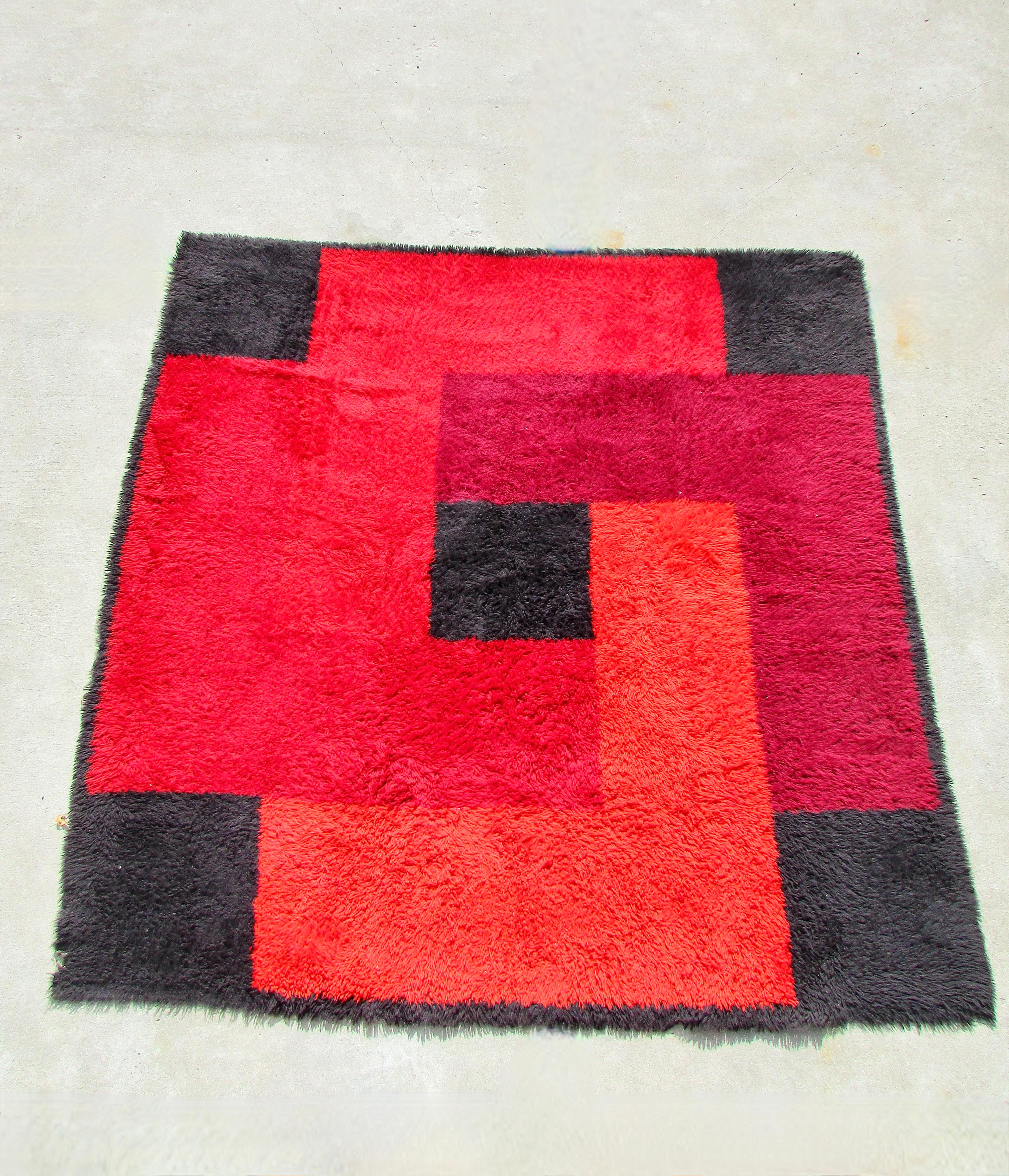 Swedish Rya Rug in Geometric Pattern of Red Orange and Black In Good Condition For Sale In Ferndale, MI
