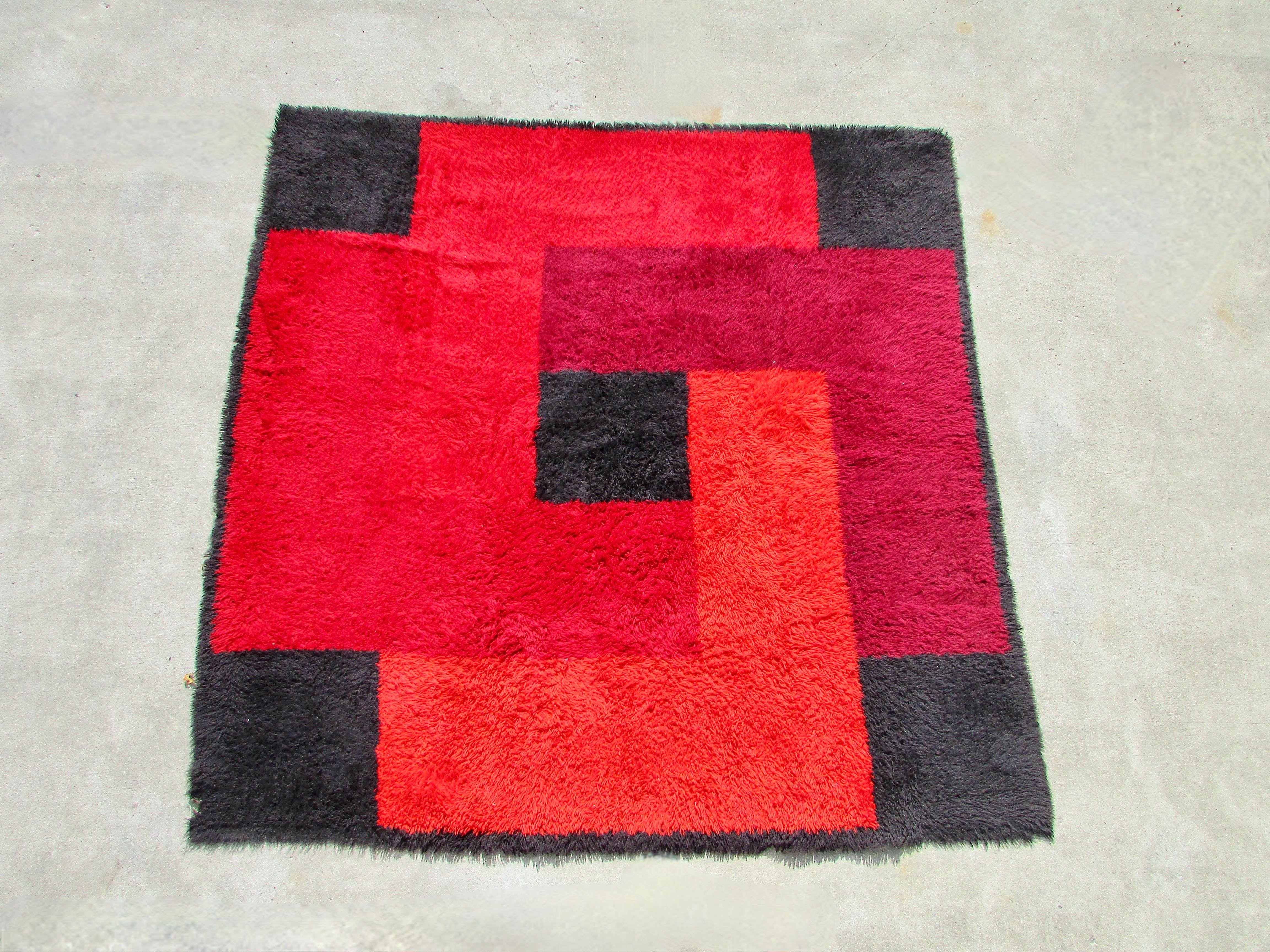 Schwedischer Rya-Teppich mit geometrischem Muster in Rot, Orange und Schwarz (20. Jahrhundert) im Angebot
