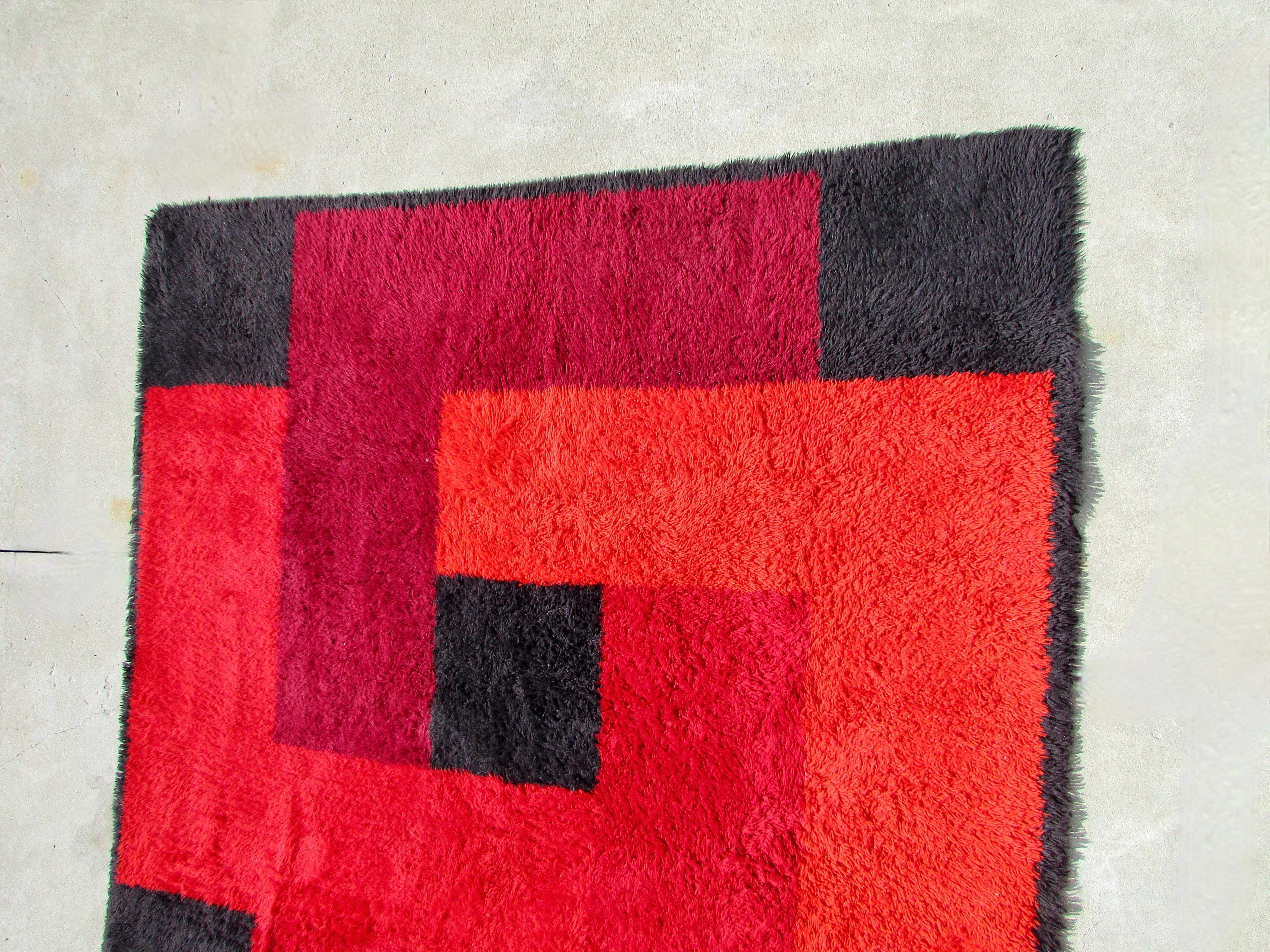 Schwedischer Rya-Teppich mit geometrischem Muster in Rot, Orange und Schwarz (Wolle) im Angebot