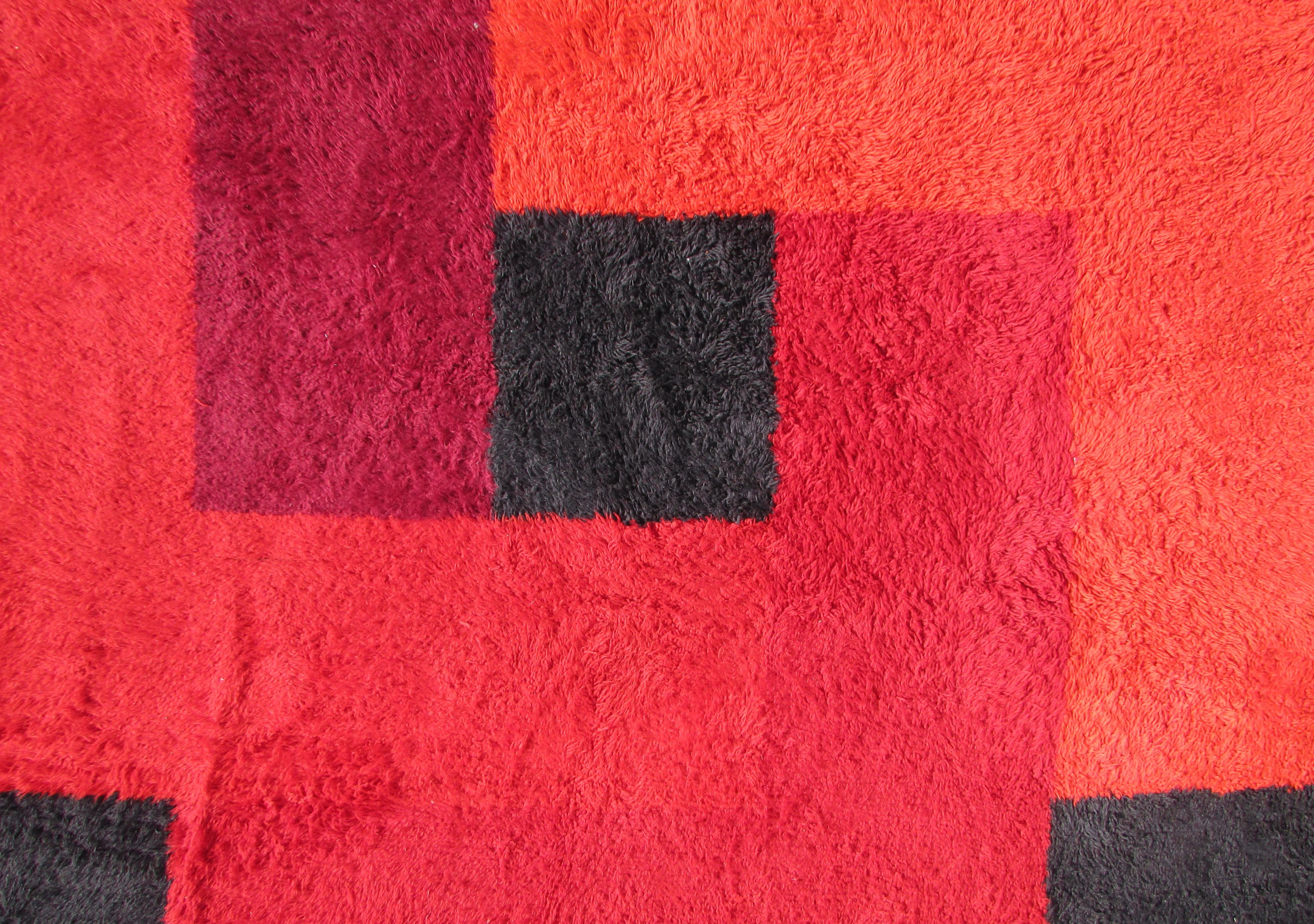 Schwedischer Rya-Teppich mit geometrischem Muster in Rot, Orange und Schwarz im Angebot 1