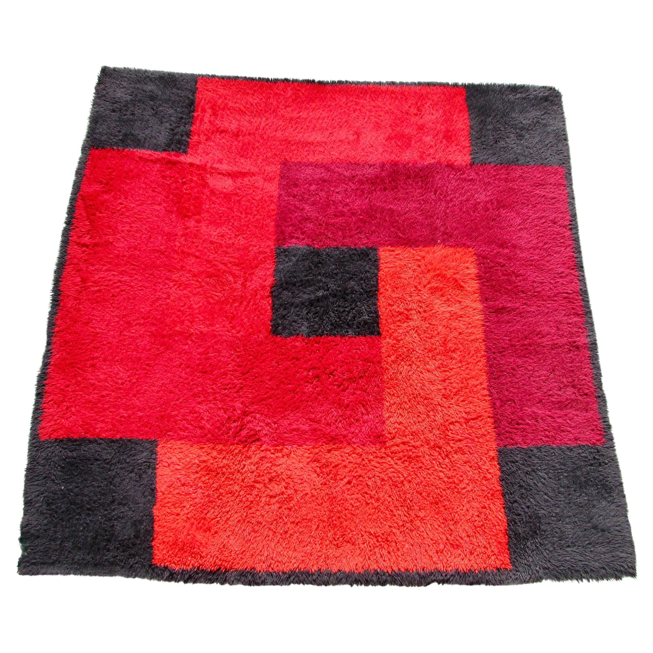 Schwedischer Rya-Teppich mit geometrischem Muster in Rot, Orange und Schwarz im Angebot