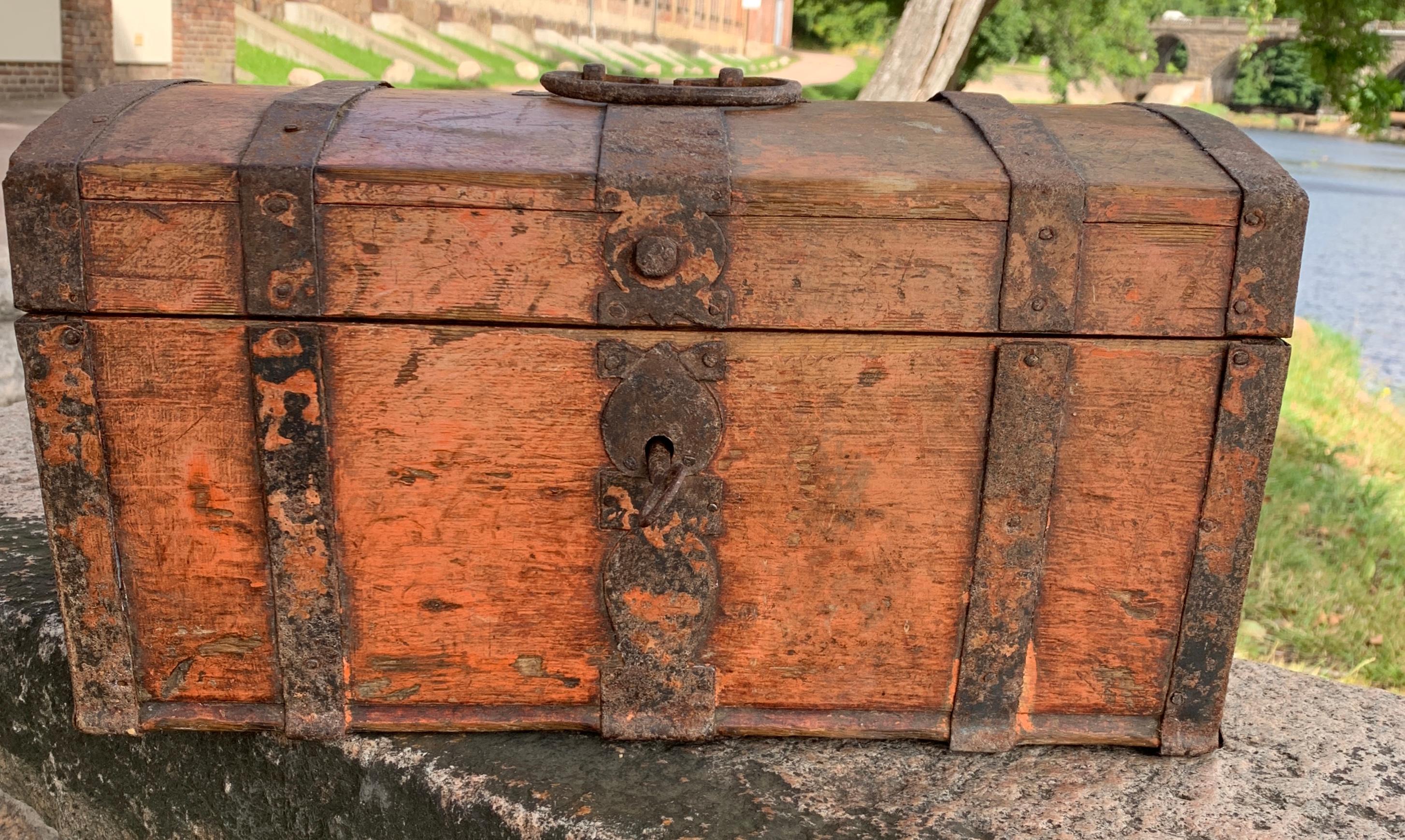 Swedish Salmon Pink 18th Century Wooden Folk Art Box 6