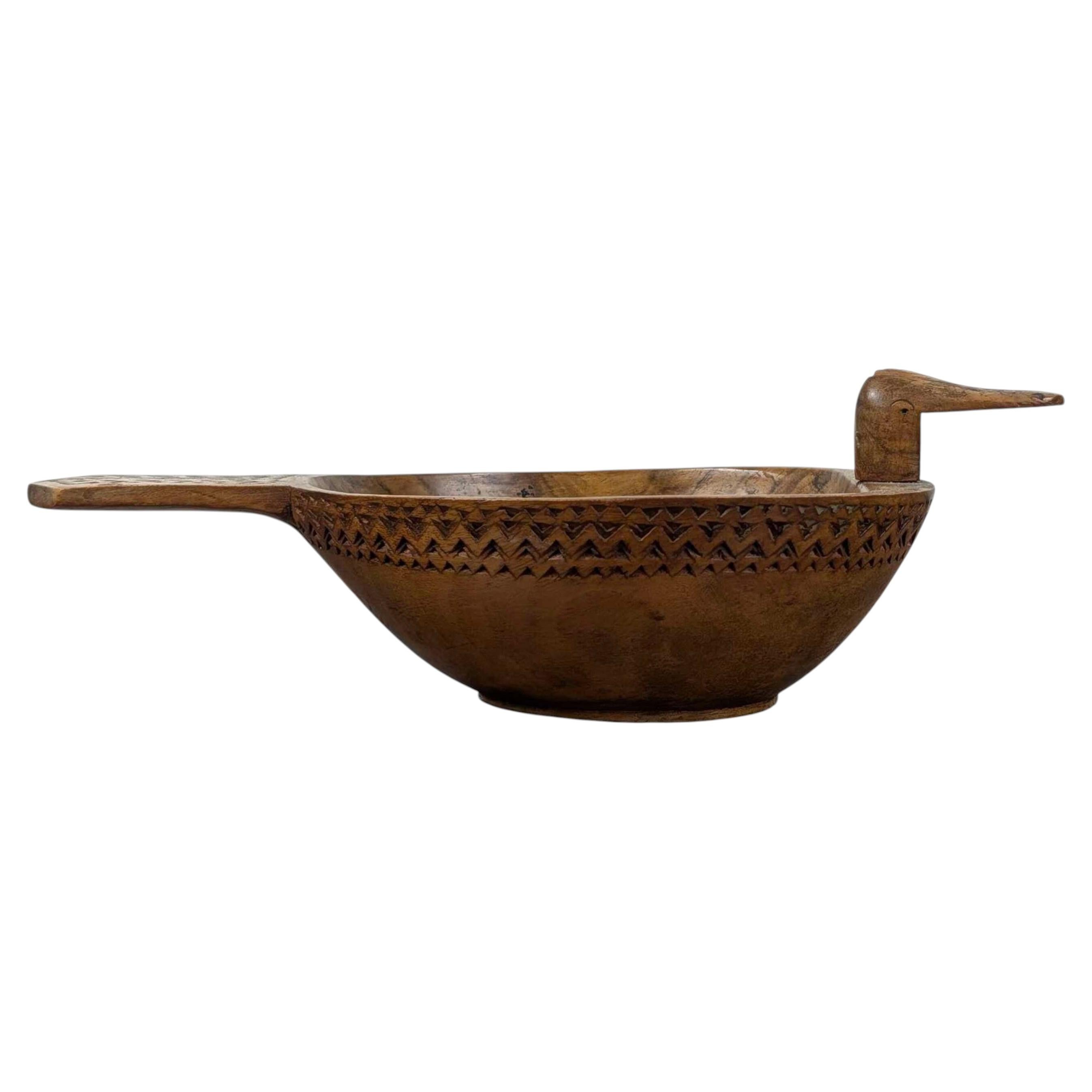 Coupe Kåsa en bouleau d'art populaire suédois avec fleuron en forme de tête de canard vers 1910