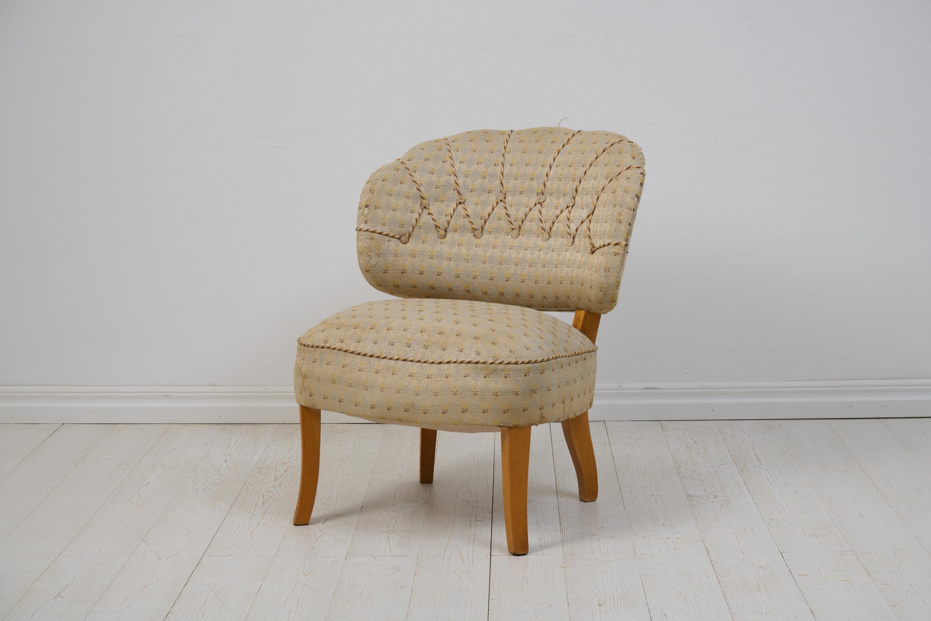 Schwedischer Carl Malmsten Sessel 'Gamla Berlin' aus den 1940er Jahren. Der Stuhl hat ein Gestell aus Birke mit einer geschwungenen und gepolsterten Rückenlehne, die mit getufteten Knöpfen versehen ist. Carl Malmsten ist einer der größten Namen des