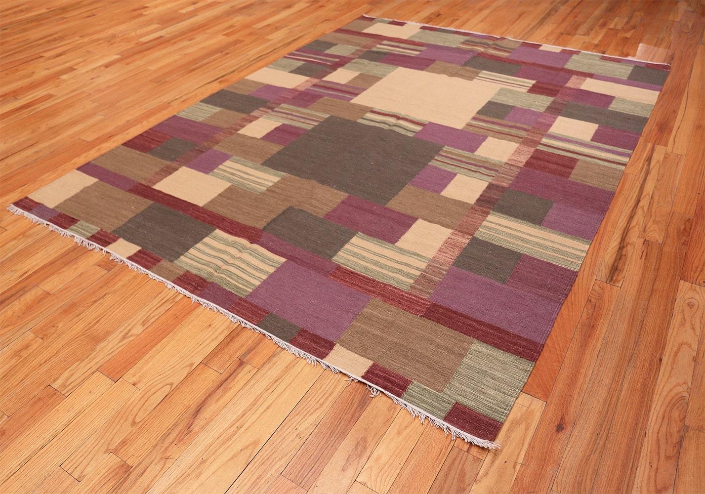 Swedish Scandinavian Style Modern Kilim Rug. Size: 7 ft x 9 ft 1 in In New Condition In New York, NY