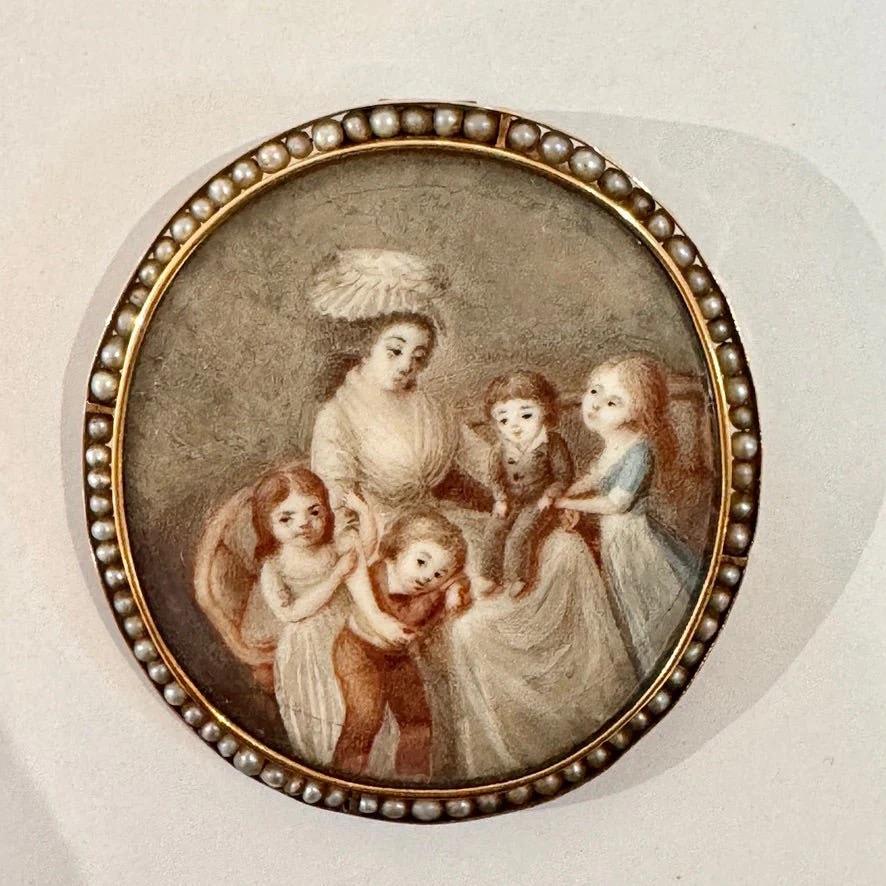Schwedische Schule 18. Jahrhundert, ein Porträt Miniatur einer Mutter und ihre vier Kinder CIRCA 1780 Aquarell, in Silber vergoldet Anhänger untergebracht, Fall mit Saatperlen eingesetzt, das Gehäuse mit schwedischen Punzen auf der Rückseite und