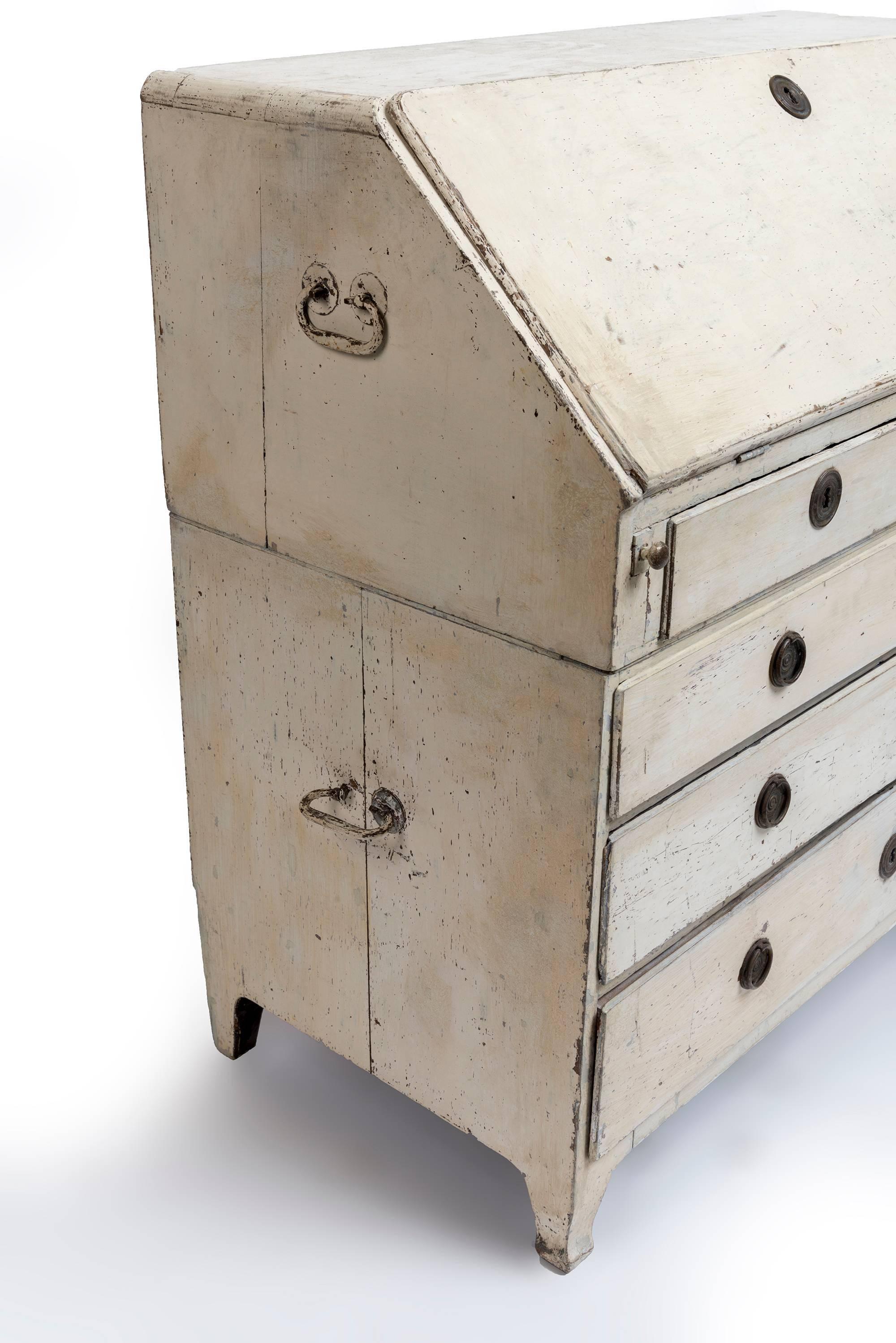 Uno scribano svedese del XIX secolo, dipinto di bianco, con diversi cassetti e tasche e un frontale a ribalta.