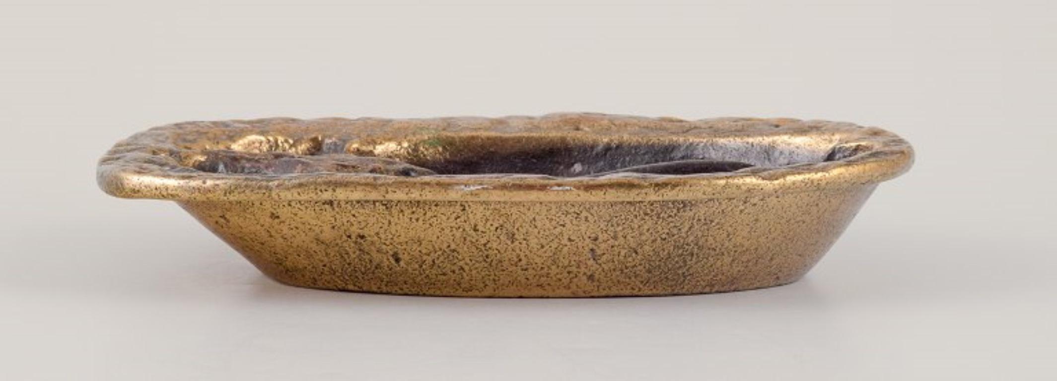 Swedish sculptor. Modernist bronze bowl in the shape of an elk's hoof. 
Solid bronze.
Marked with a monogram.
Late 20th century.
In perfect condition.
Dimensions: L 22.5 cm x W 15.6 cm x H 3.5 cm.