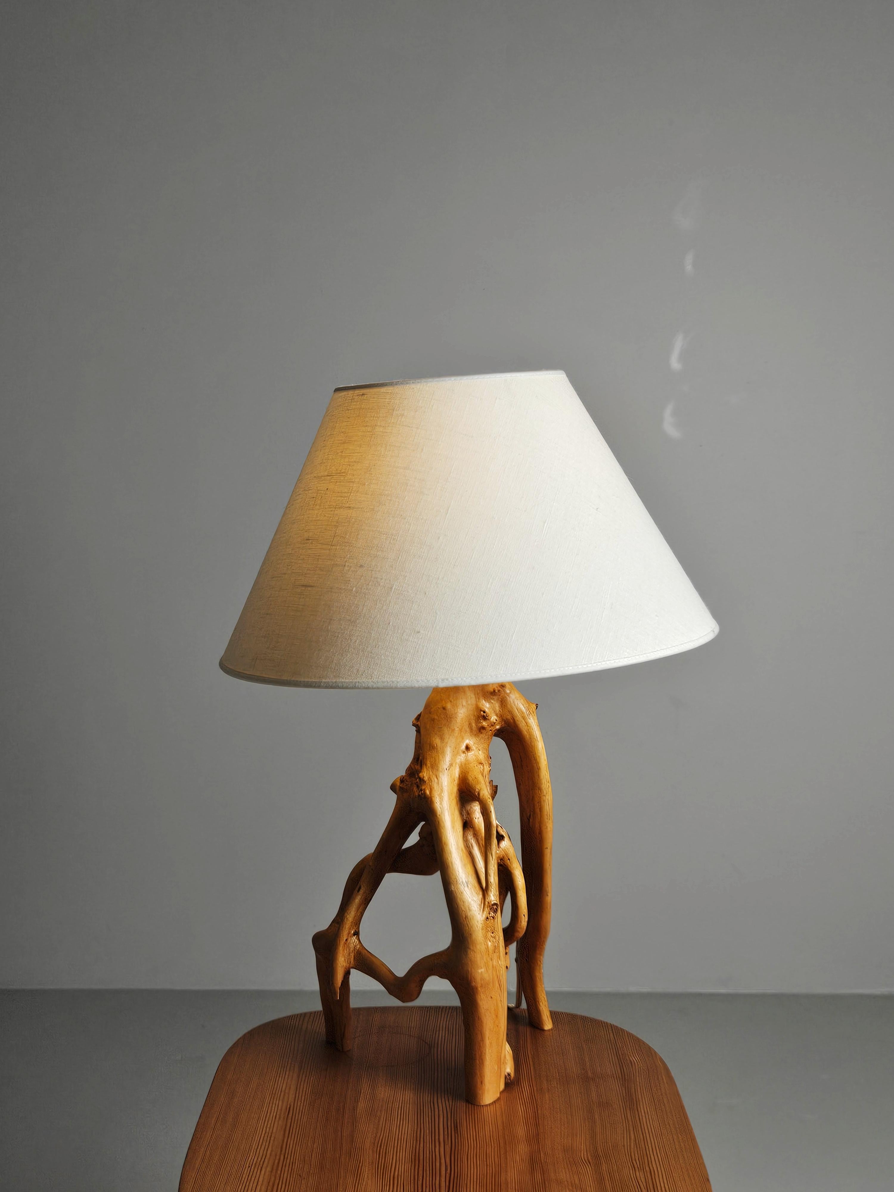 Modern Scandinavian Tischlampe. Hergestellt aus Birke mit einer skulpturalen Form. 

