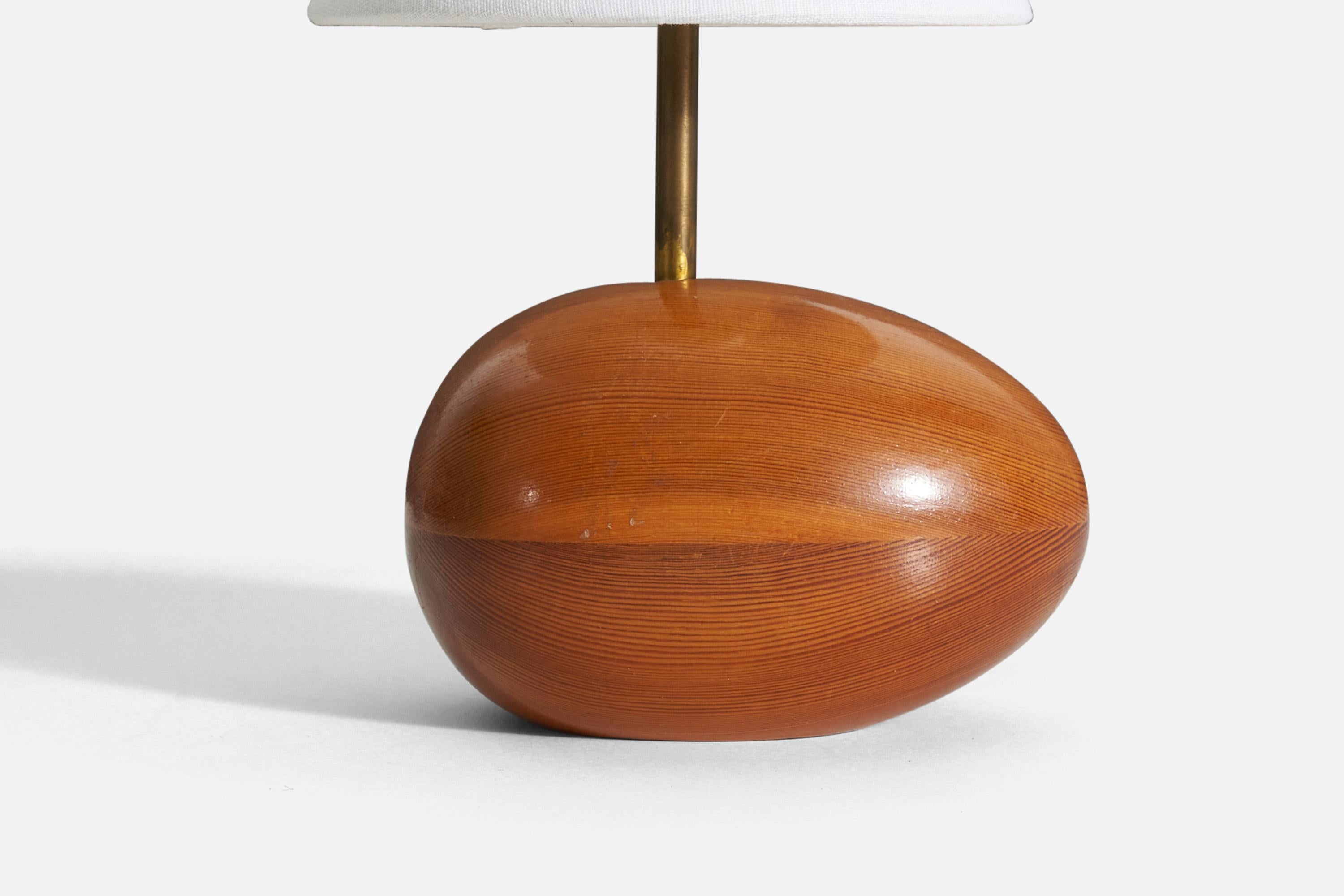 Swedish, Sculptural Table Lamp, Solid Pine, Brass, Sweden, 1960s In Good Condition For Sale In High Point, NC