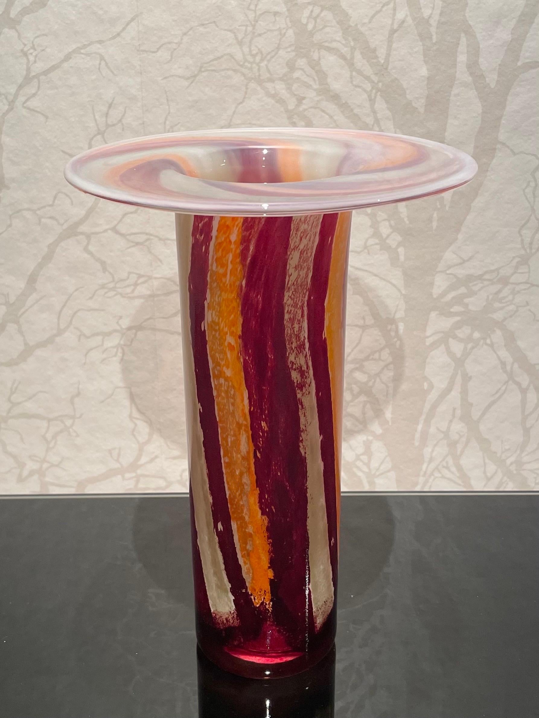 Svedese Vaso alto in vetro scultoreo svedese di Kjell Engman per Kosta Boda Glasbruk in vendita