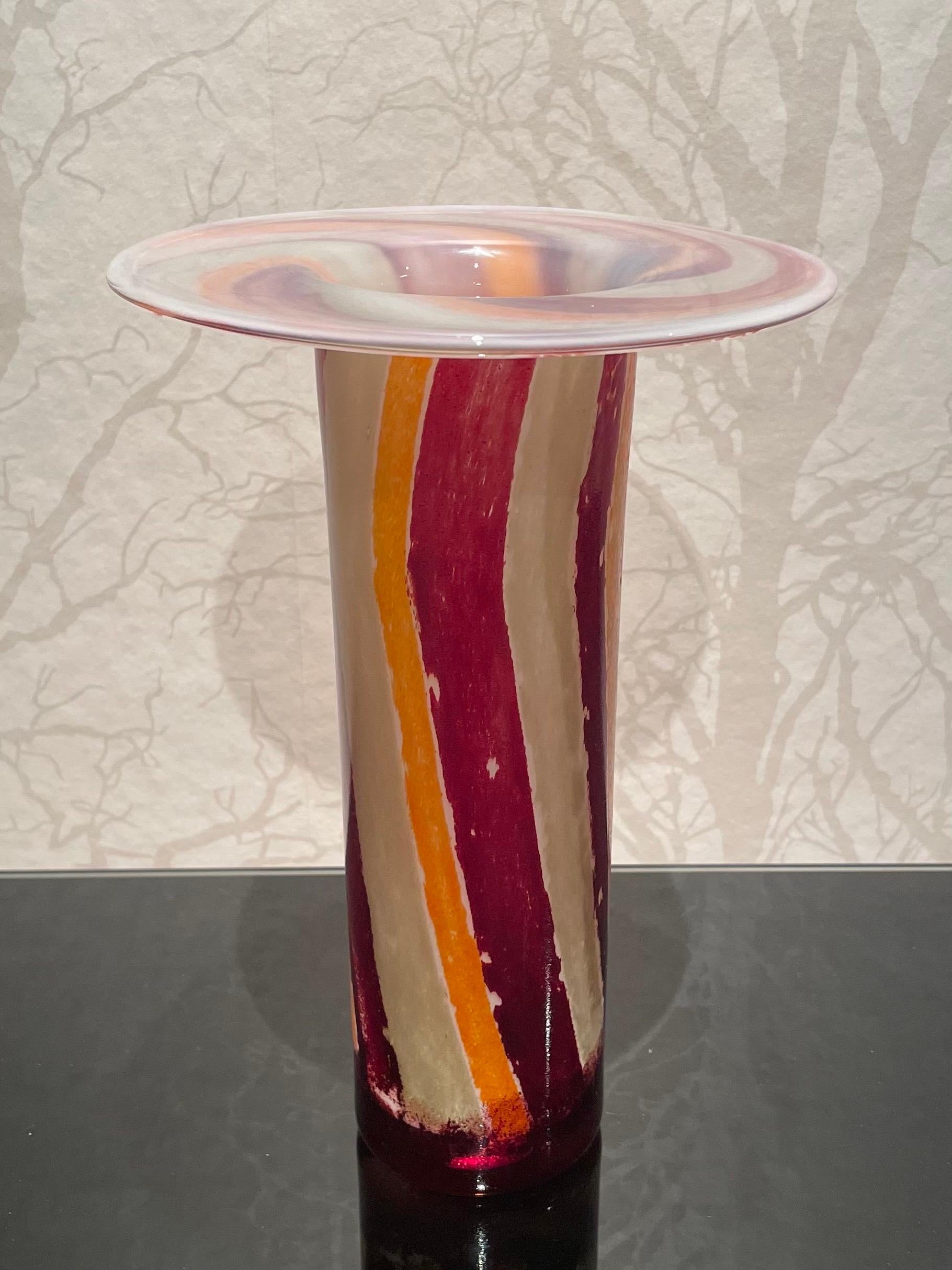 Fatto a mano Vaso alto in vetro scultoreo svedese di Kjell Engman per Kosta Boda Glasbruk in vendita