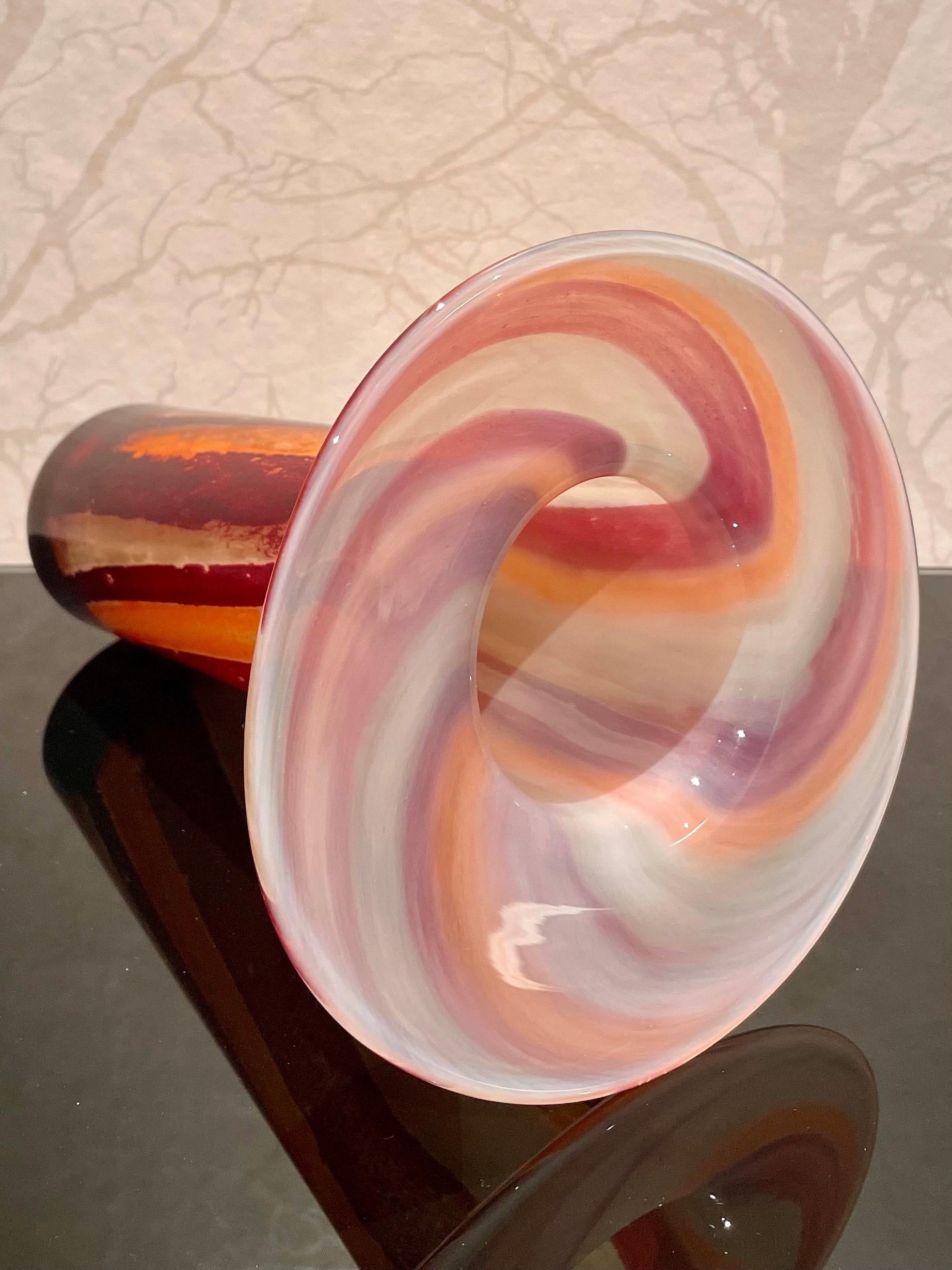 Fine XX secolo Vaso alto in vetro scultoreo svedese di Kjell Engman per Kosta Boda Glasbruk in vendita