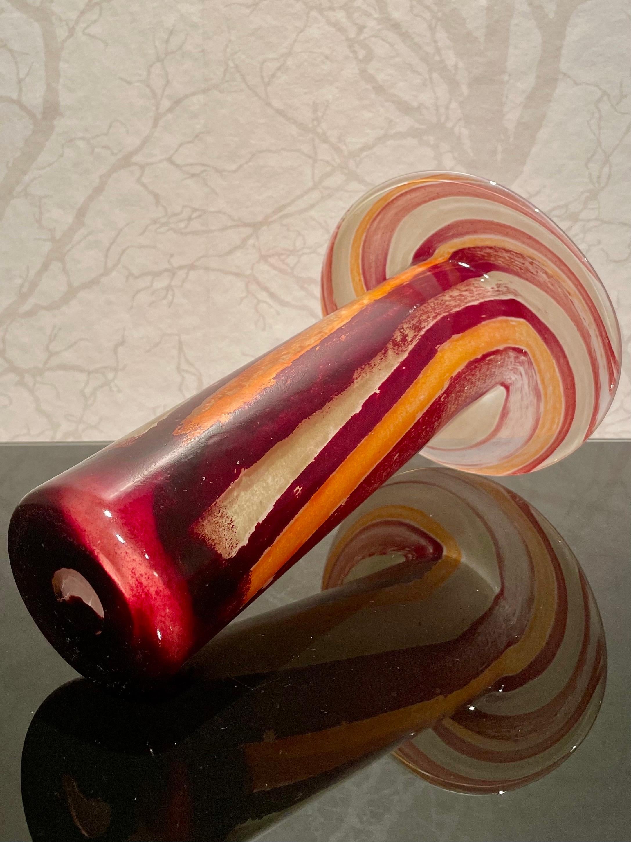 Vaso alto in vetro scultoreo svedese di Kjell Engman per Kosta Boda Glasbruk in vendita 1