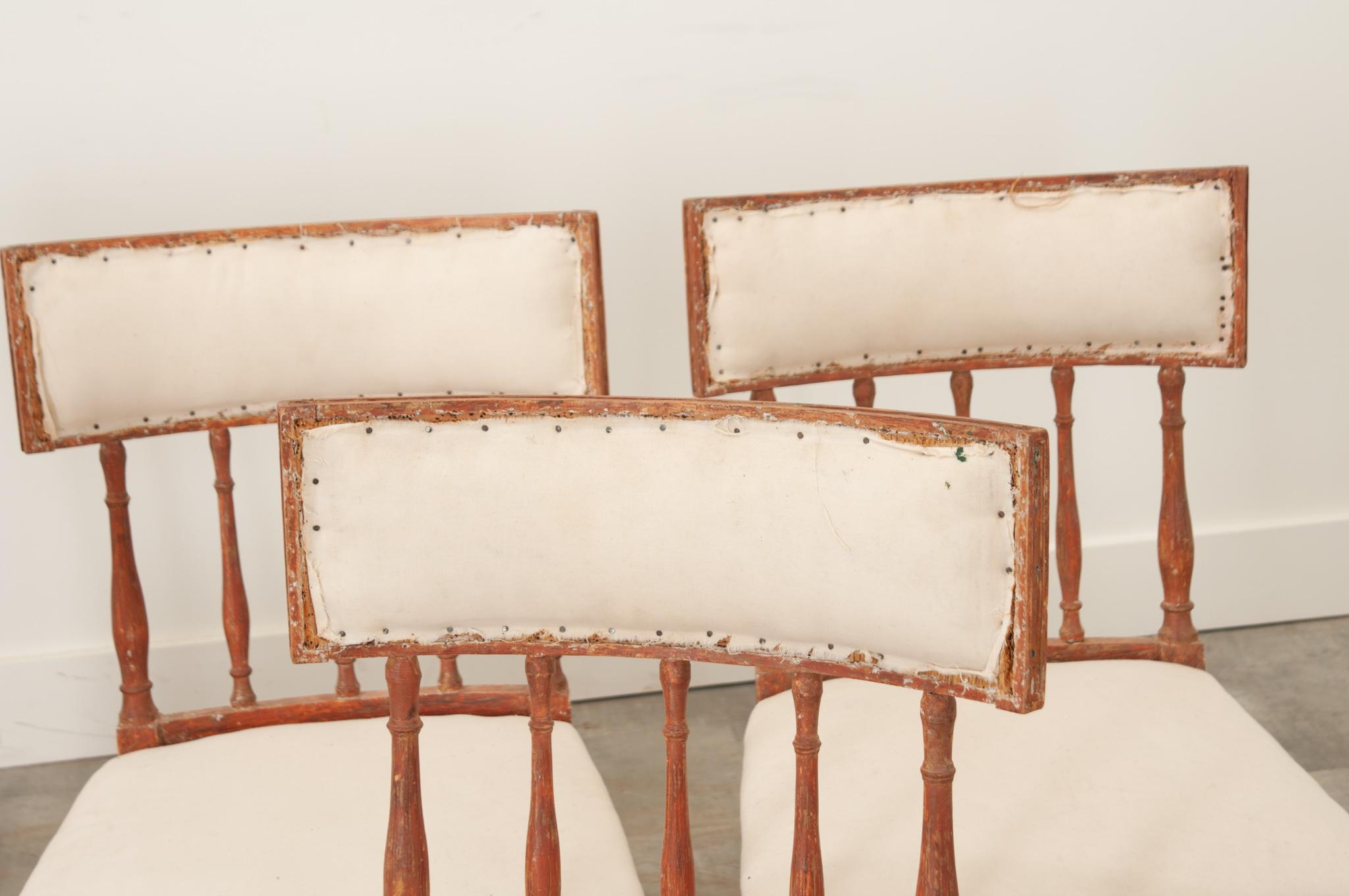 Tissu Ensemble suédois de 5 chaises de salle à manger gustaviennes en vente