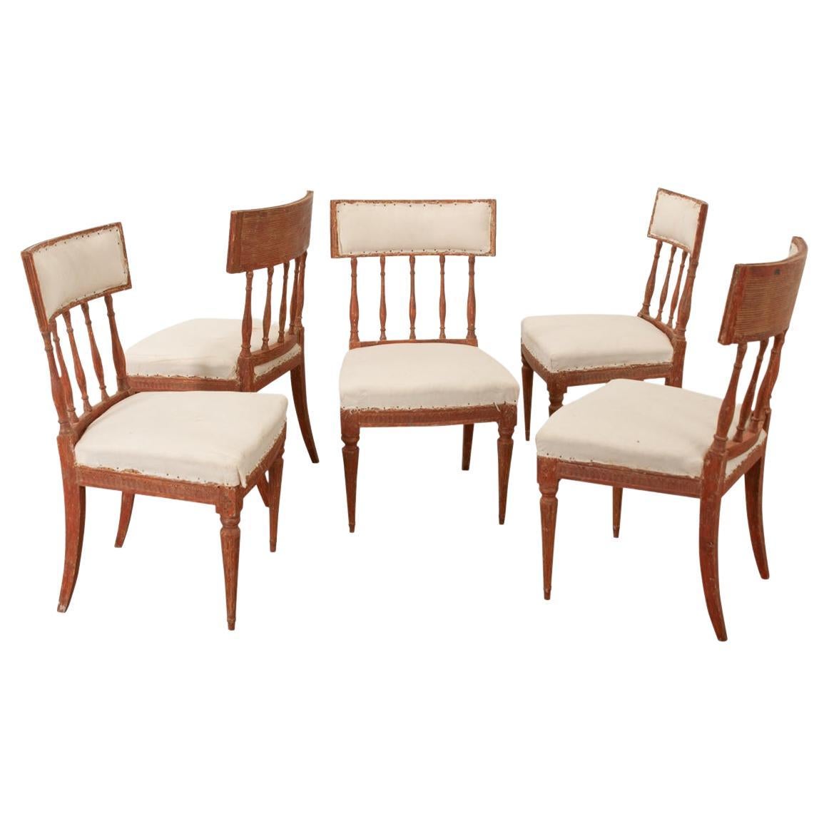 Ensemble suédois de 5 chaises de salle à manger gustaviennes en vente