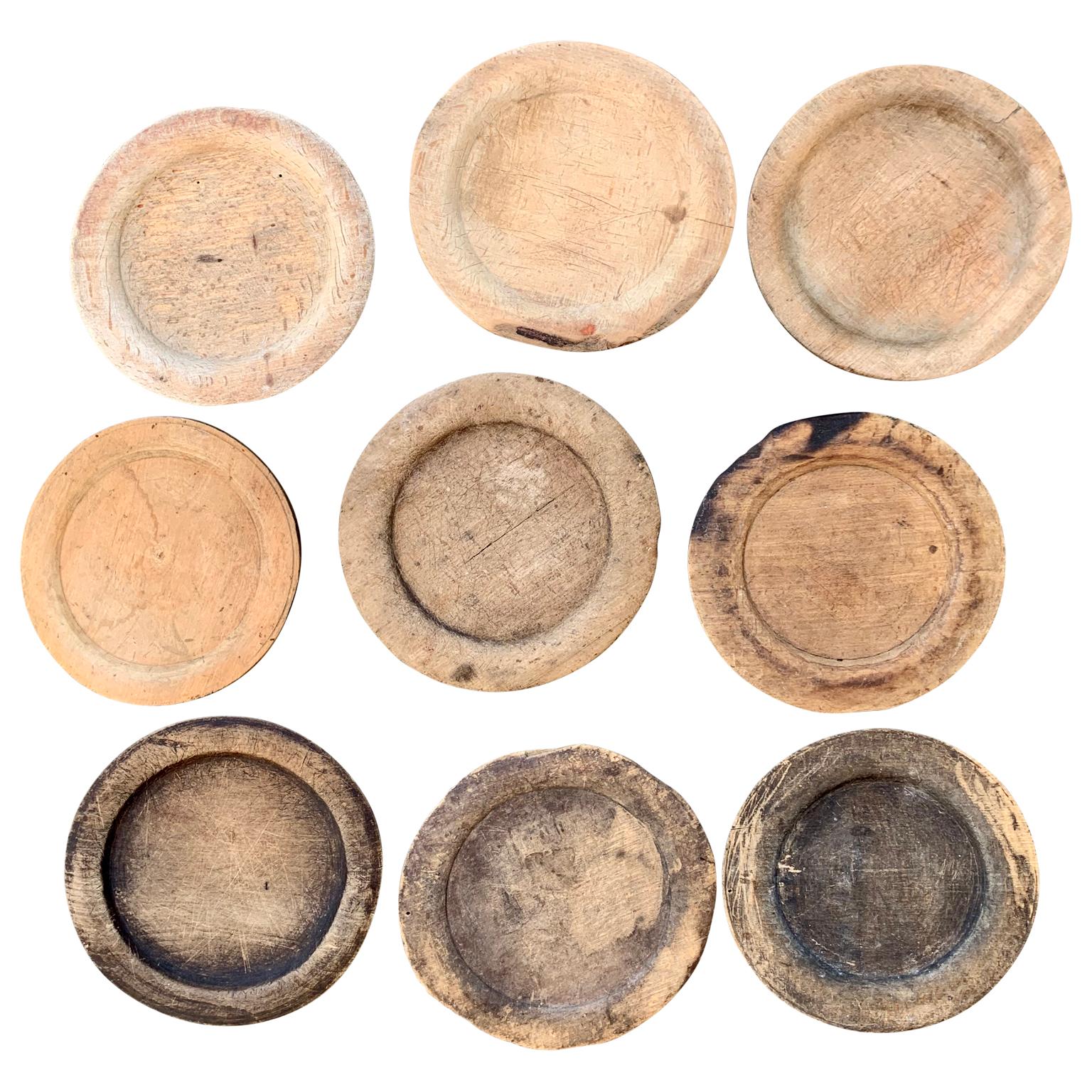 Collection of 9 rustic Folk Art dinner plates of wood, circa 1780s-1880s 
Could be used for trays, serve-ware or under-plates.

Pricing is per item.
Measures: Diameter of the plates range from 17cm to 19cm (between 6.7 inches and 7.5 inches),