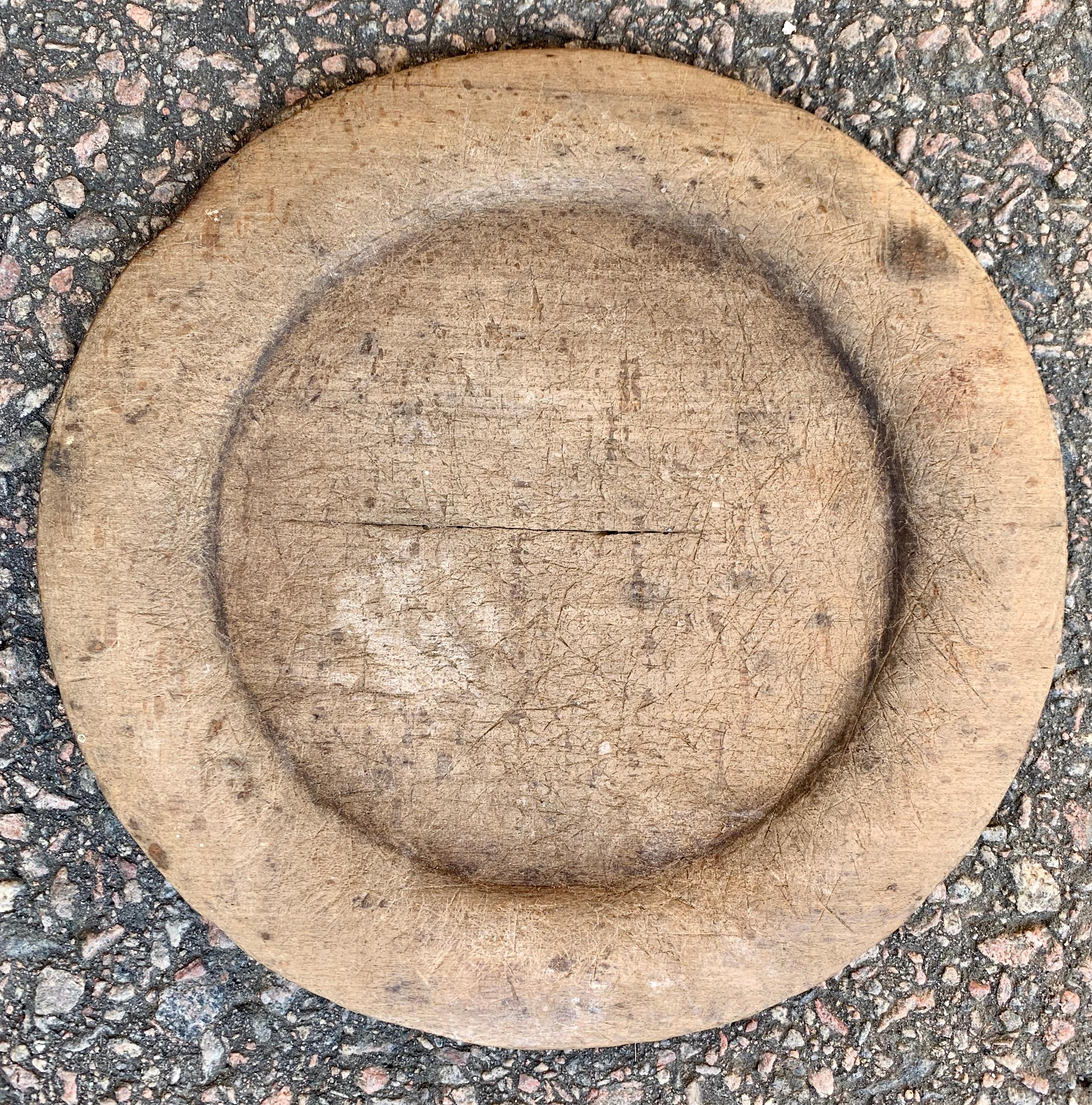 Swedish Set of 9 Antique Wooden Folk Art Dinner Plates In Good Condition In Haddonfield, NJ