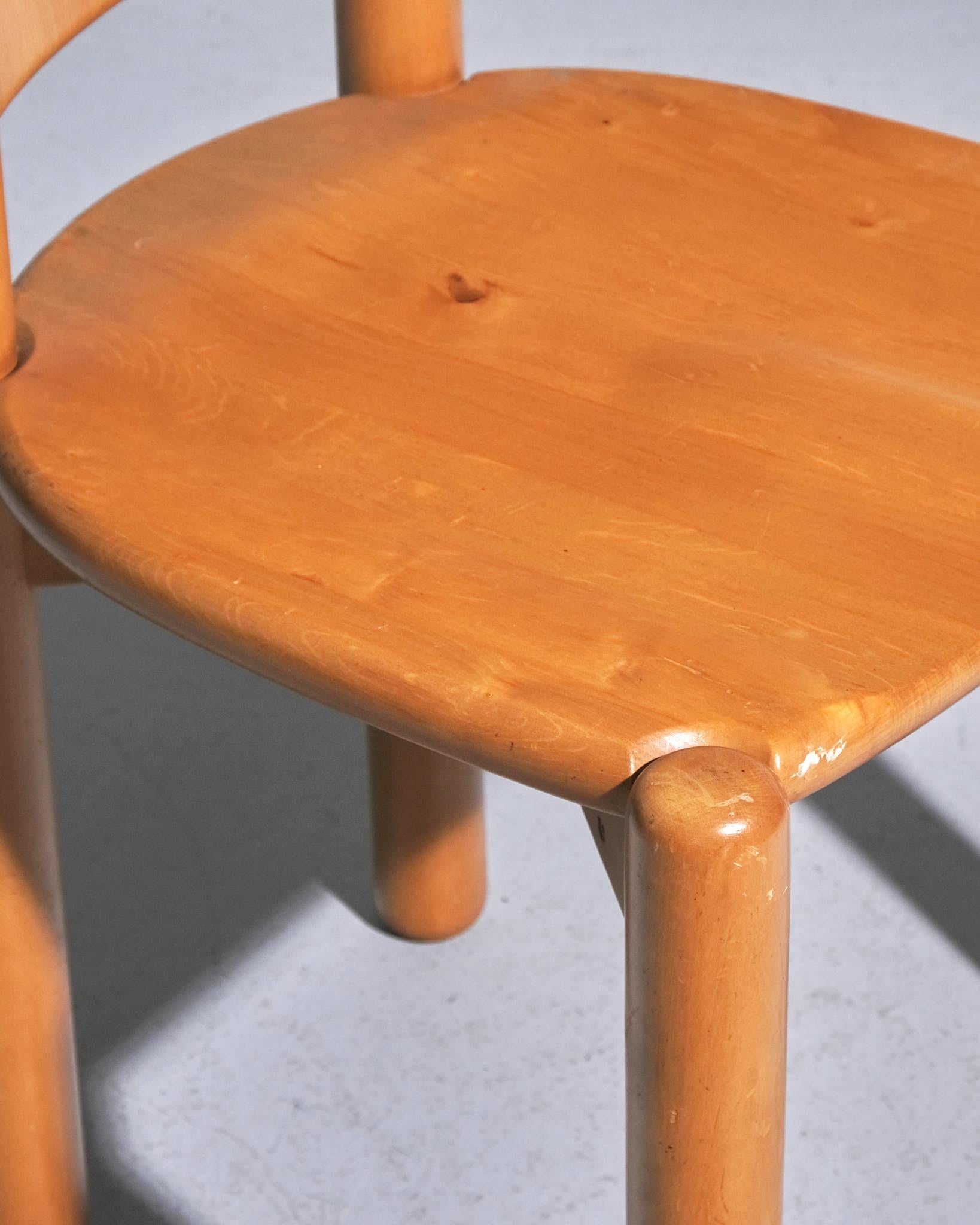 Questo set di otto sedie da pranzo svedesi, attribuite a Rainer Daumiller e risalenti agli anni '70, mostra il fascino senza tempo del design scandinavo. Realizzate in pino massiccio, le sedie presentano una struttura robusta con una forma scultorea