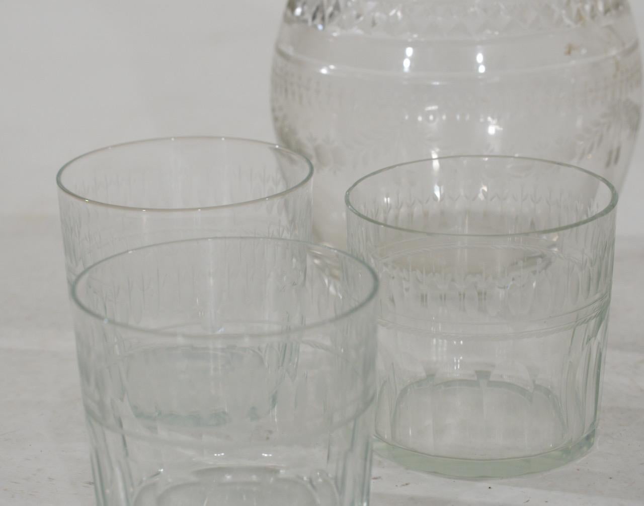 Service de verres suédois, avec deux carafes et six verres, vers 1880.
Mesures :
Le verre : 
H. 7 Dia. 7 cm.
H. 2.7 Dia. 2.7 in.
Pichet :
H. 19 Dia. 12 cm.
H. 7.4 Dia. 4.7 in.